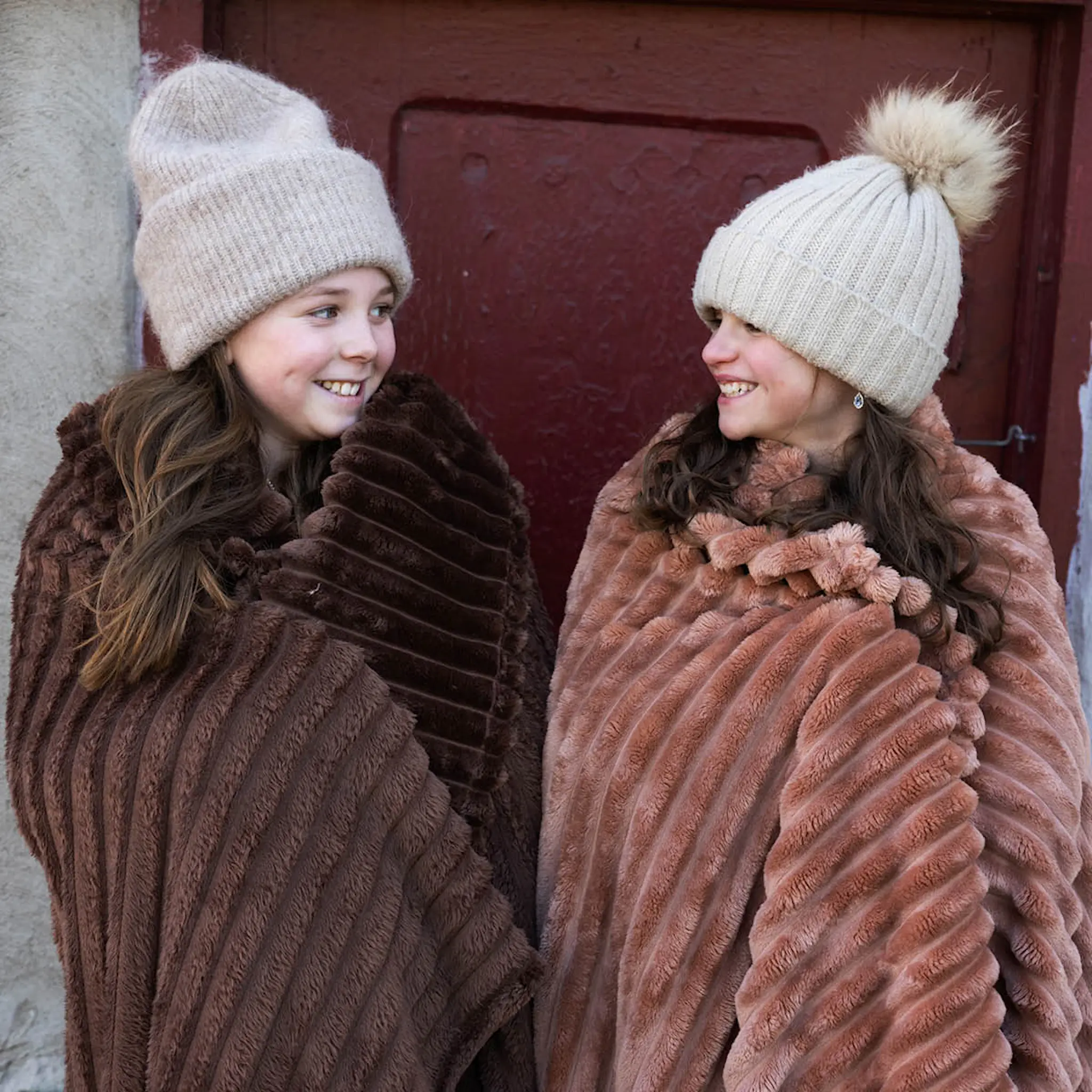 Sagaform Esther fleece pledd 130x170 cm lys brun hover