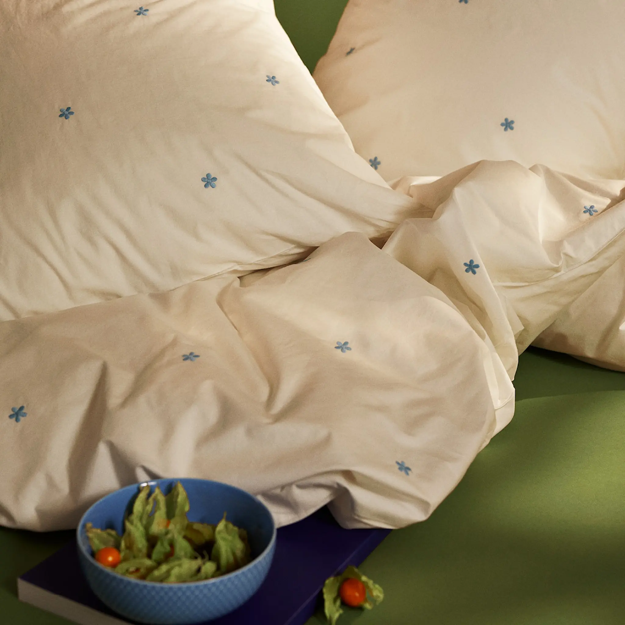 Juna Daisy påslakanset 150x210 cm vit/ljusblå