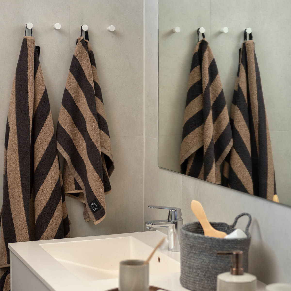 Fanni K Hanko badhandduk 70x140 cm granit/beige