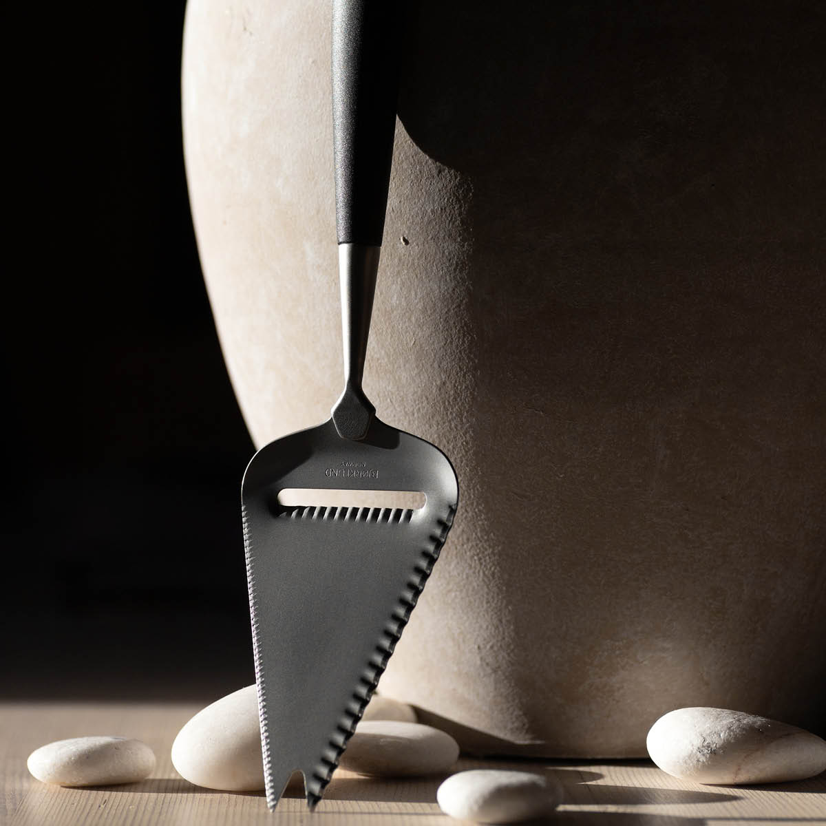 Bjørklund Amitto Jälkiruokajuustohöylä 24 cm Musta