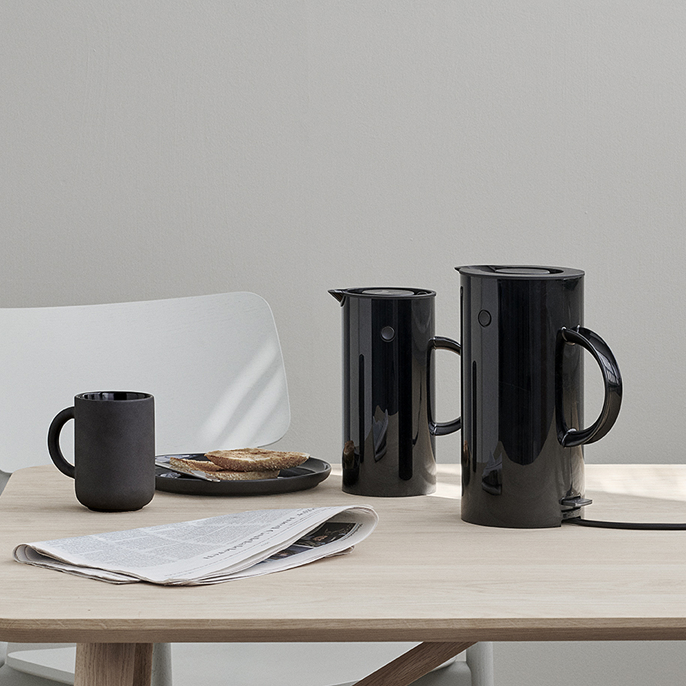 Stelton EM77 Vedenkeitin 1,5 L Musta