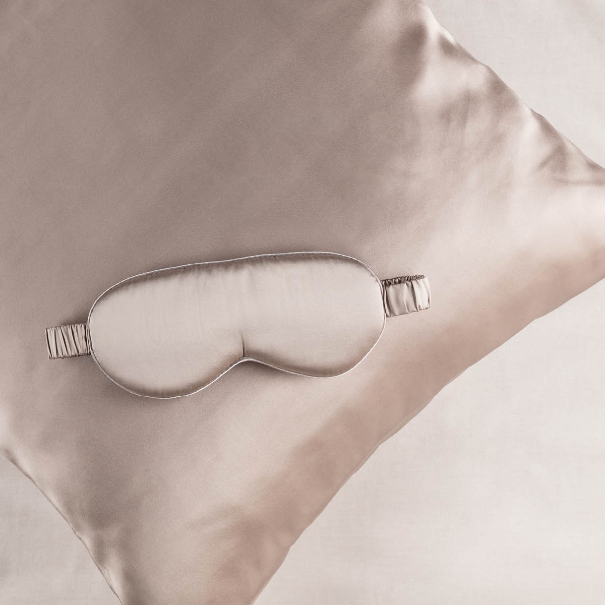 Fanni K Gåvoset sidenörngott och sovmask i siden ljusgrå