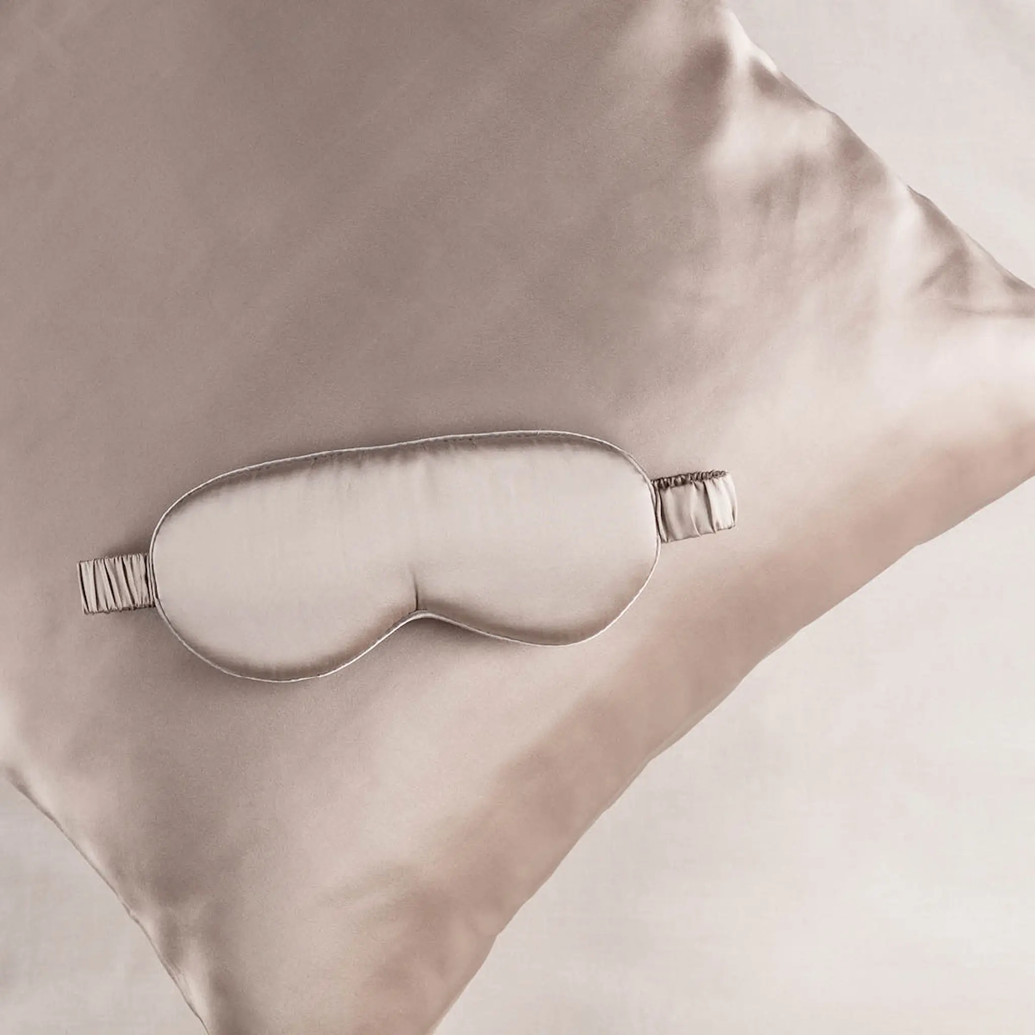 Fanni K Gåvoset sidenörngott och sovmask i siden ljusgrå