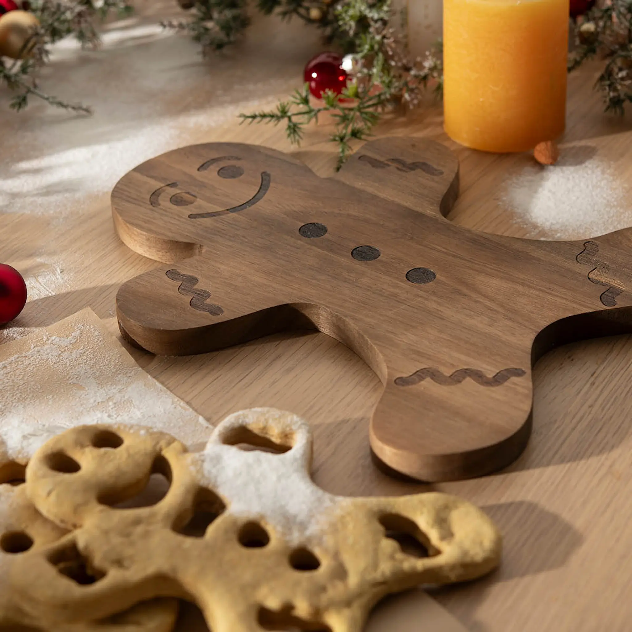 Modern House Julekos skärbräda 30x23 cm pepparkaksgubbe/akacia
