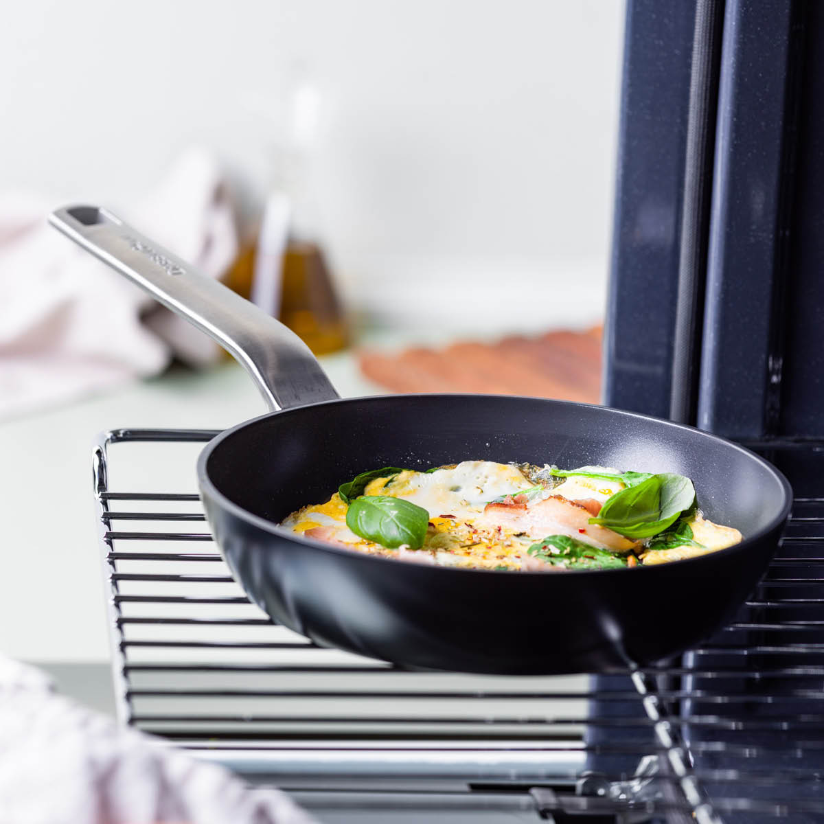 GreenPan Evolution keraaminen paistinpannu 28 cm musta