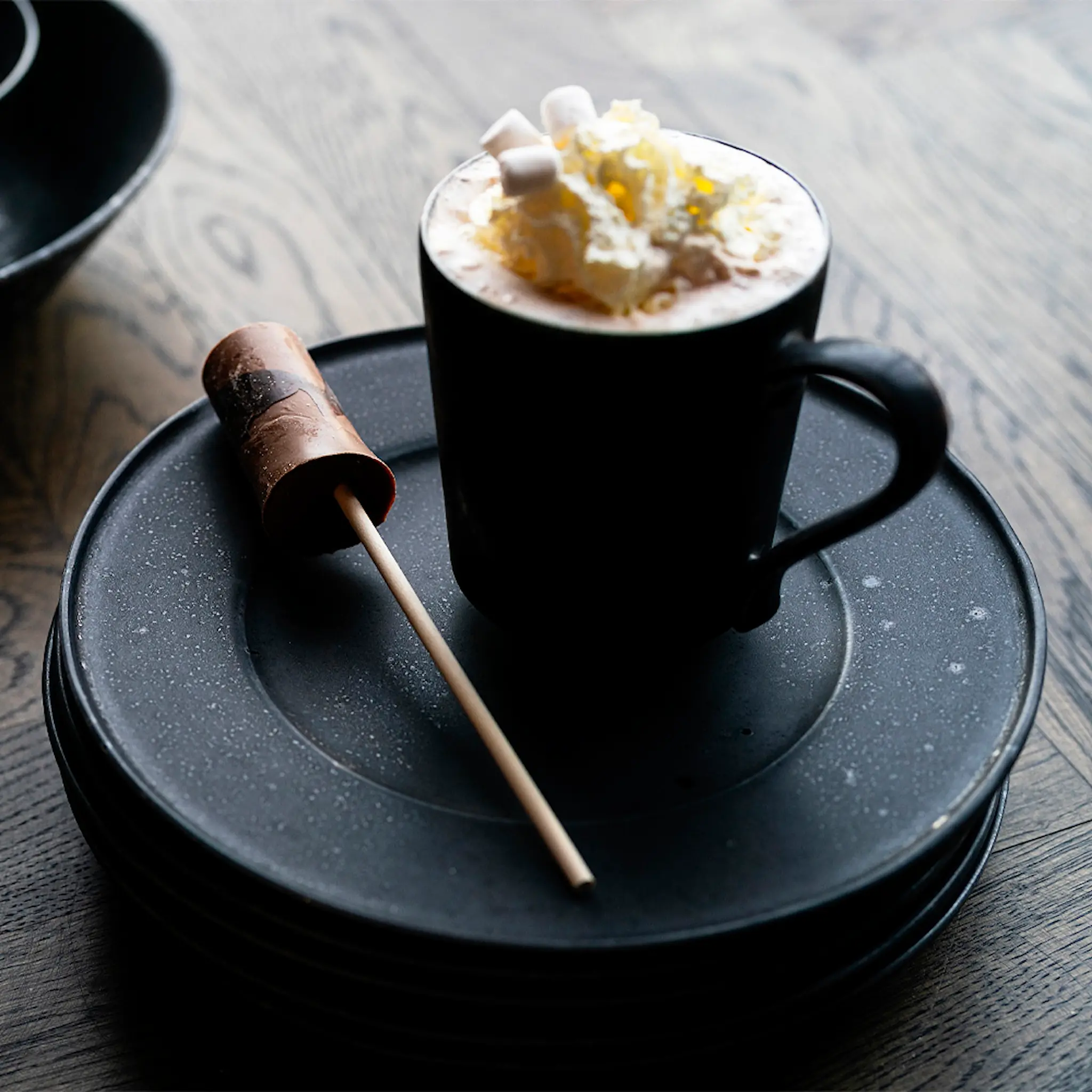 Modern House Black Satin Lautanen 23 cm Musta