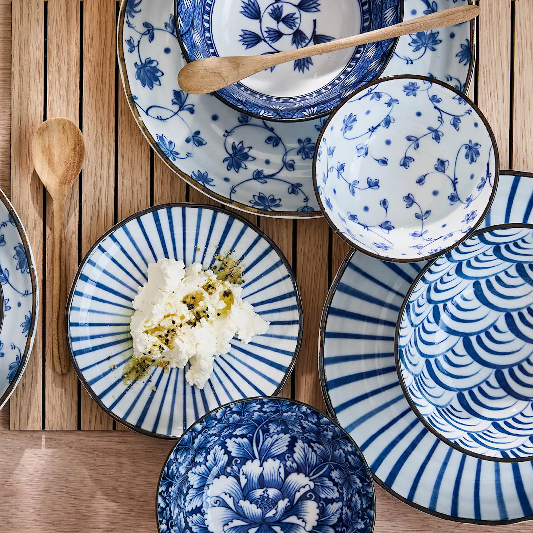 Tokyo Design Studio Natsu Karakusa Mixed skål 17,8x9,5 cm 1 L blå/vit