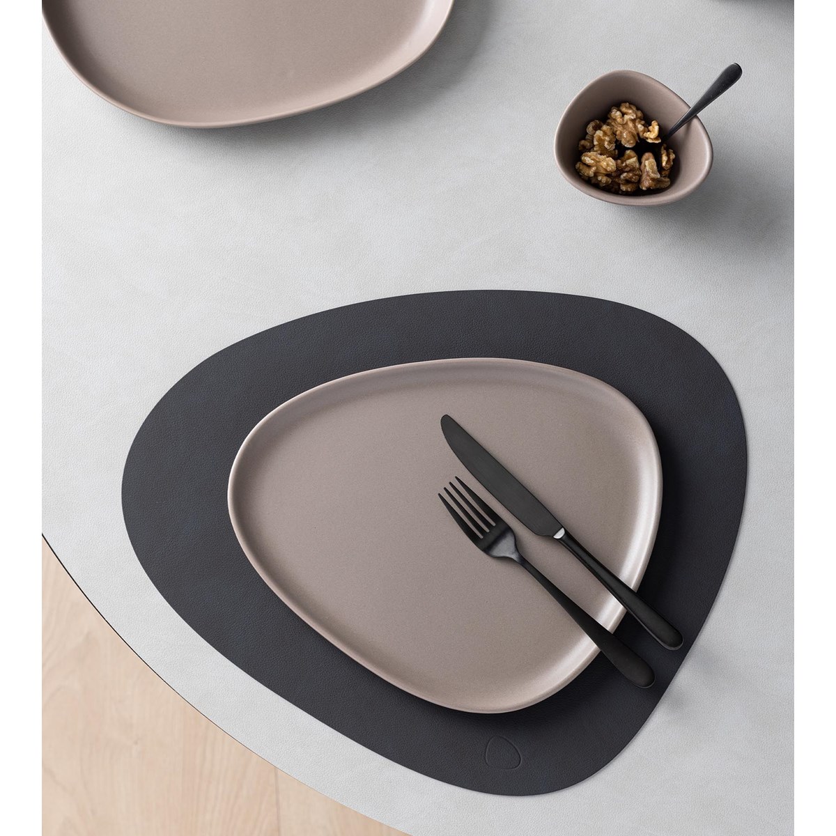 LIND DNA Curve Stoneware Lautanen 30x26 cm Harmaa