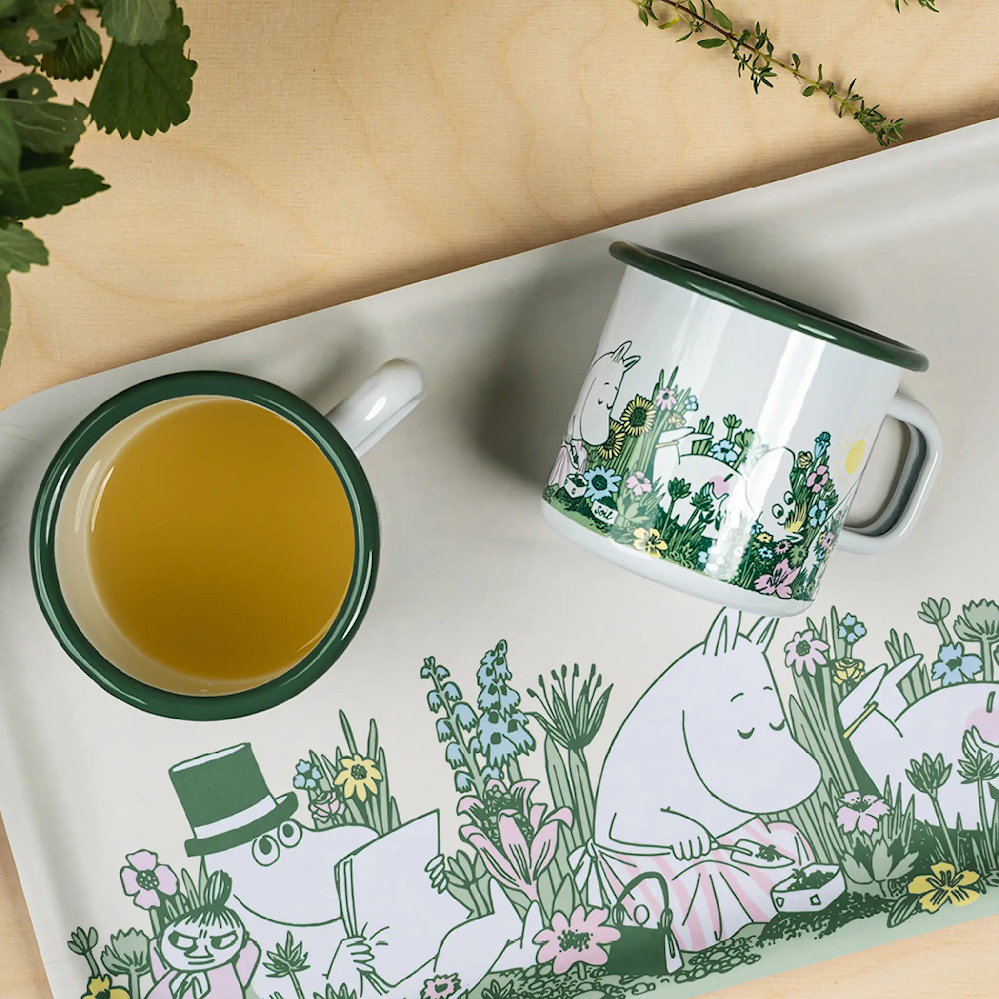 Muurla Mumin emaljmugg 37 cl i trädgården vit
