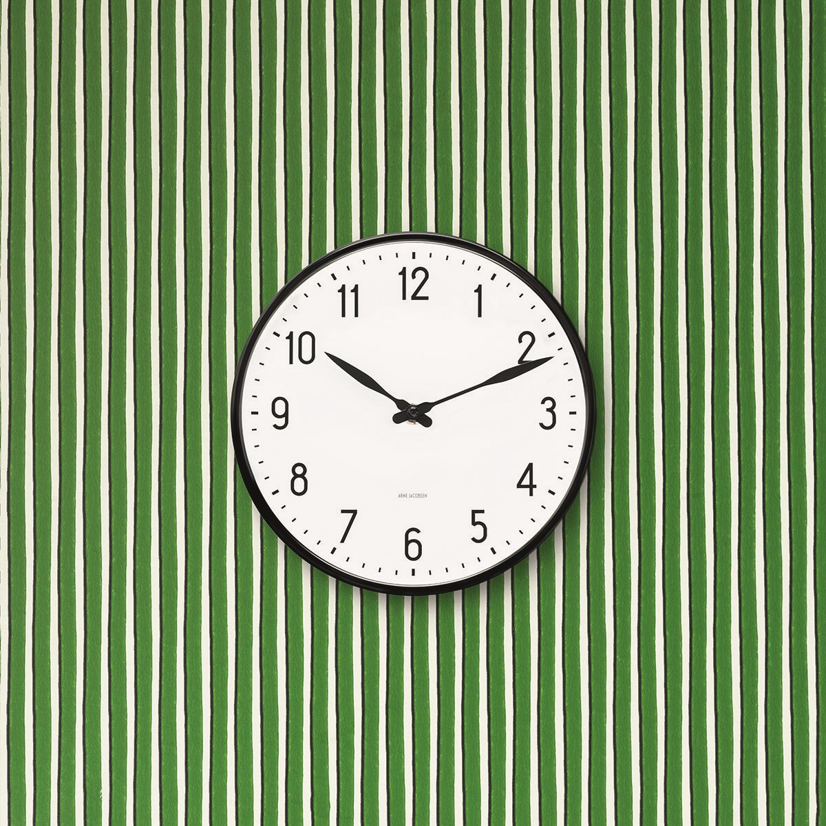 Arne Jacobsen Station veggur 21 cm hvit/svart