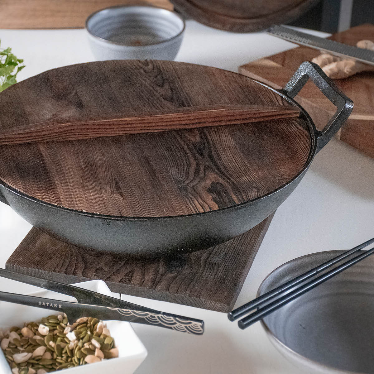 Satake Nabe Wok Gjutjärn med glaslock 36 cm Svart