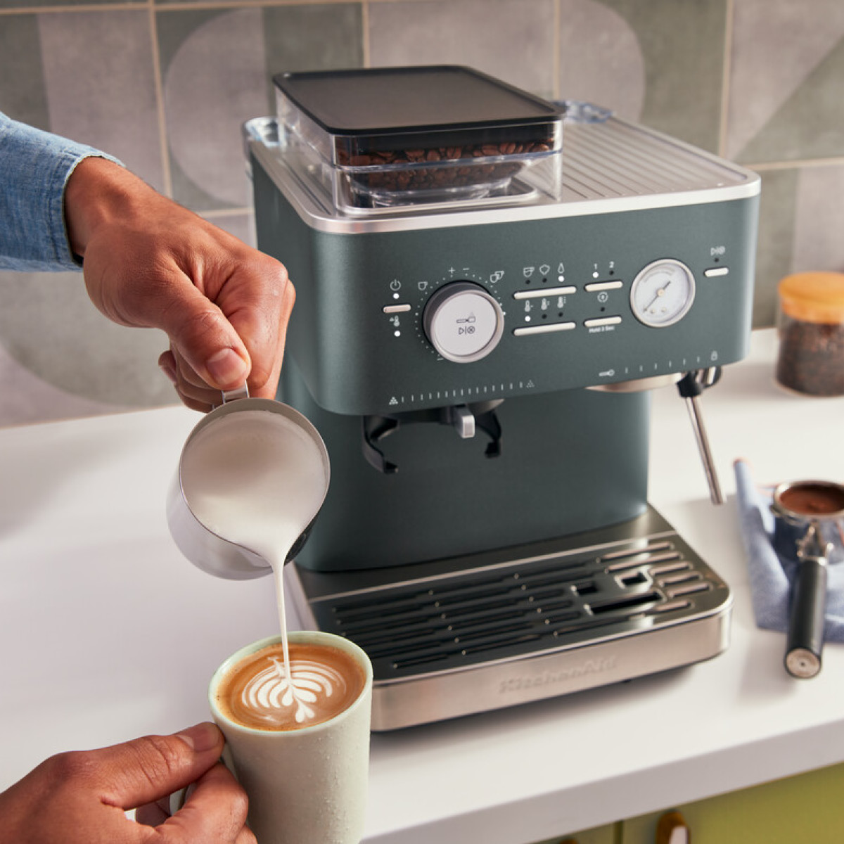 KitchenAid Puoliautomaattinen espressokone kahvimyllyllä 5KES6551 Juniper