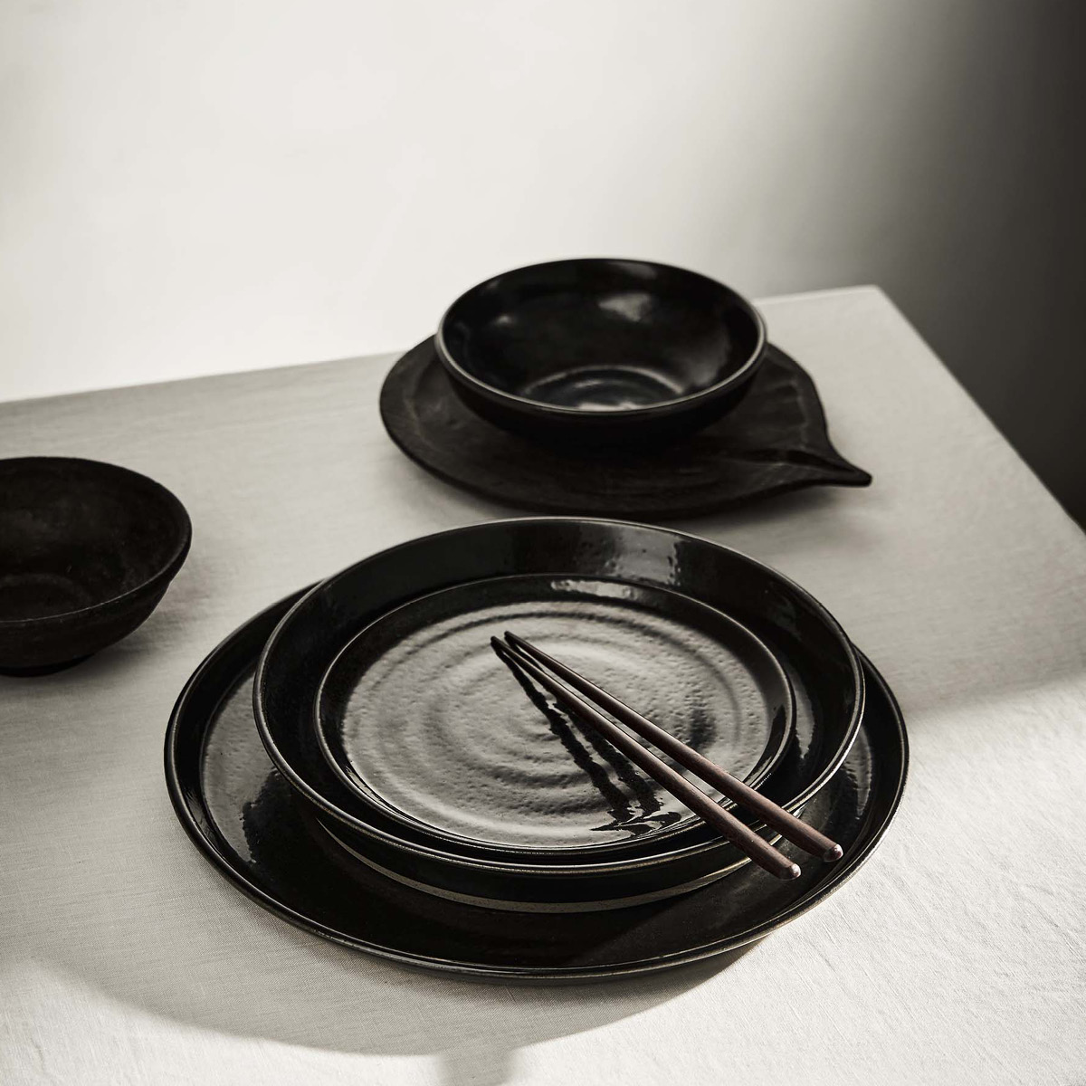 Tell Me More Fenix Syvä Lautanen 24 cm Musta