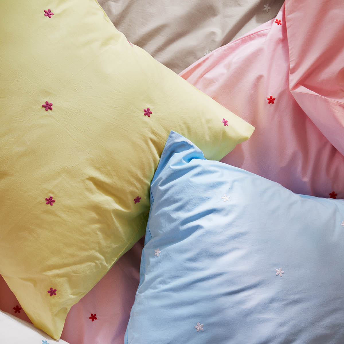 Juna Daisy påslakanset 220x220 cm gul