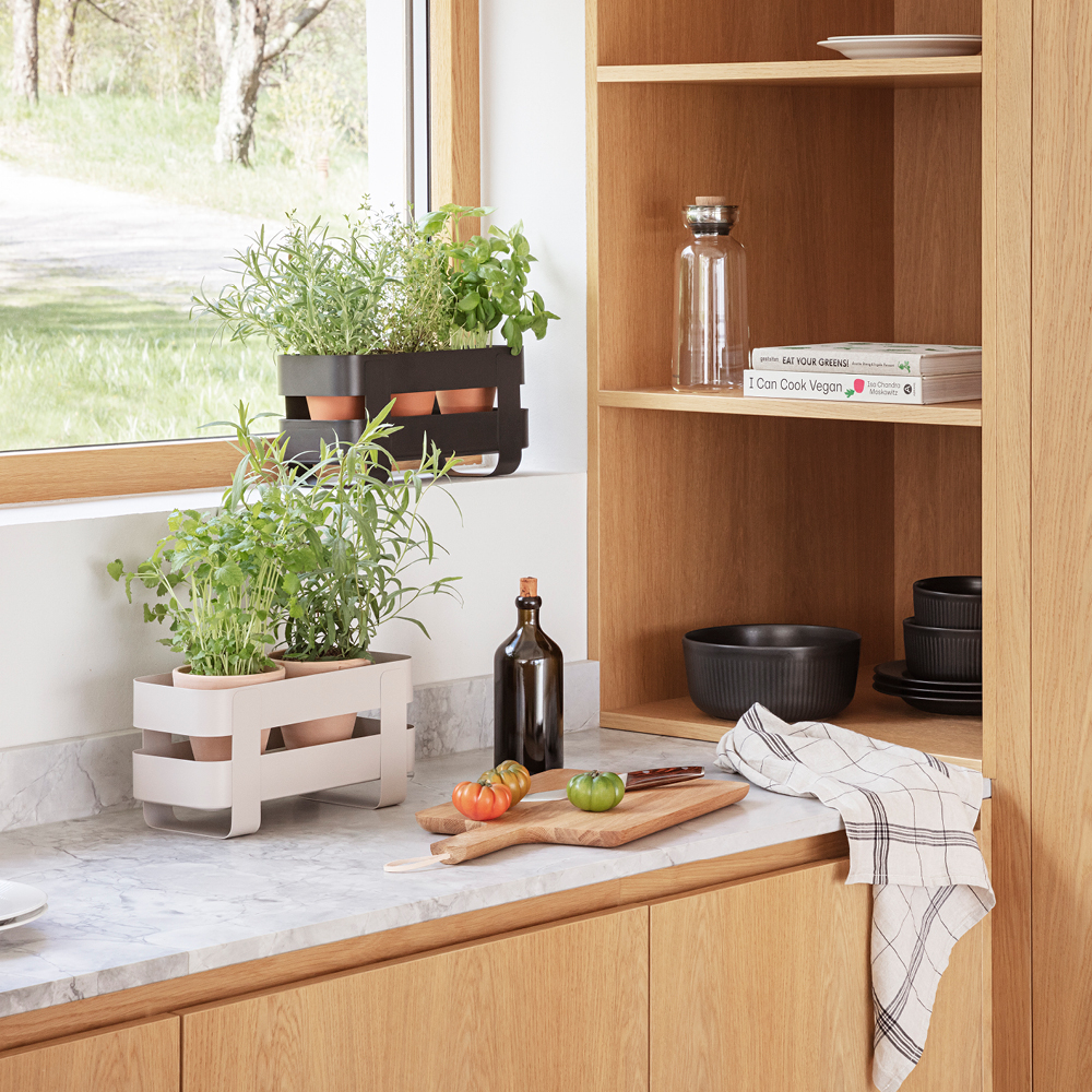 Eva Solo Självvattnande örtkruka stål black