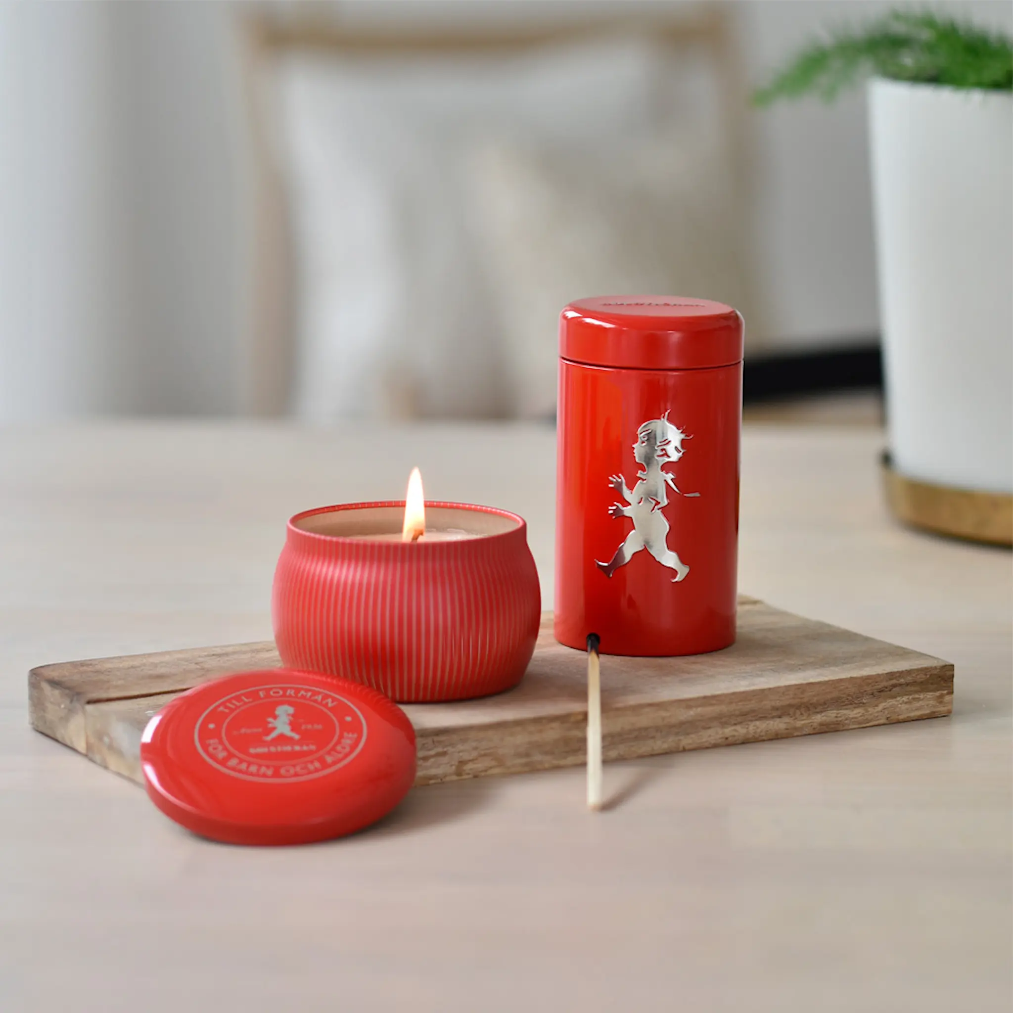 SOLSTICKAN Lahjapakkaus: Tuoksukynttilä ja tulitikut Punainen