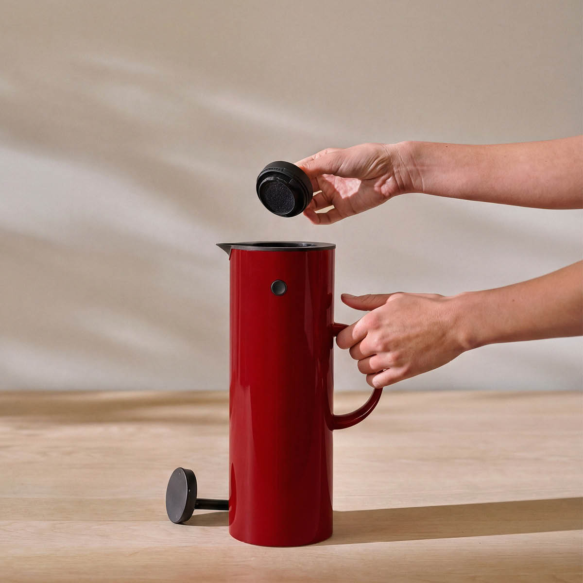 Stelton EM77 termoskannu 1 L kirsikanpunainen