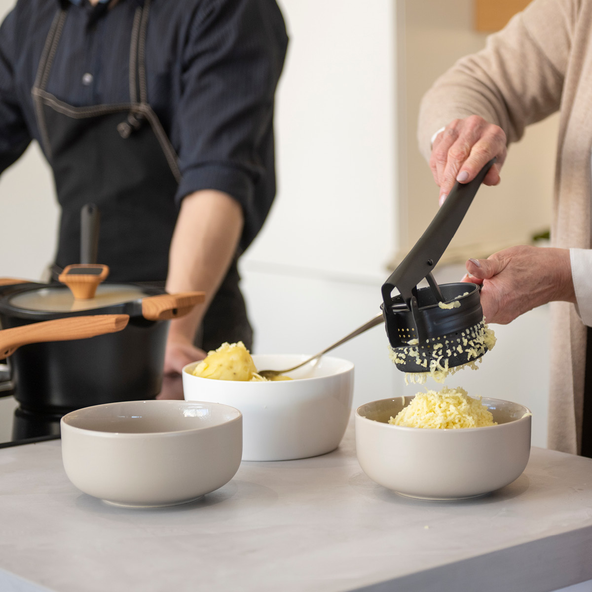 Maku Kitchen Life Potatispress 24 cm svart