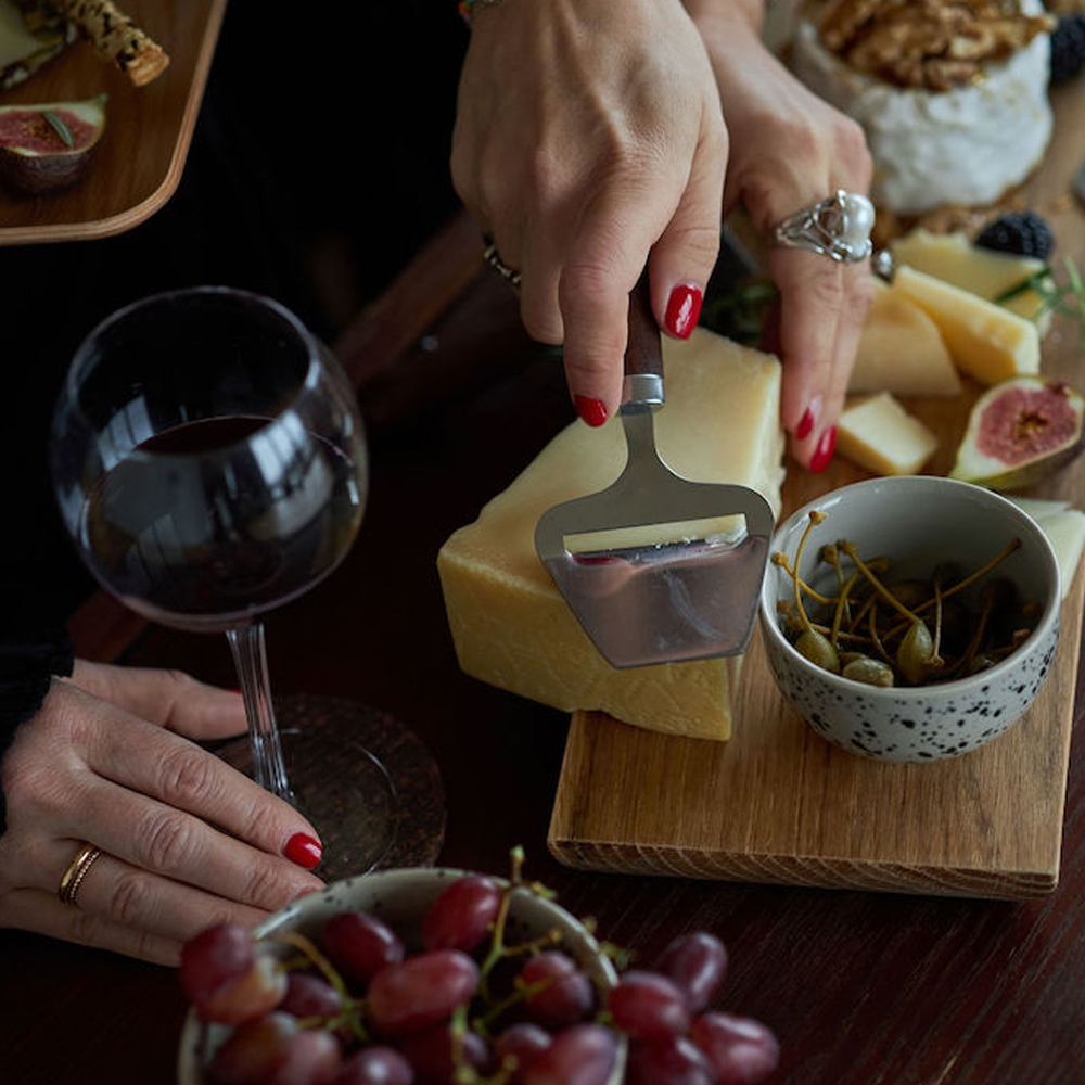 Sagaform Astrid ostehøvel & smørkniv sett 2 deler tre/rustfritt
