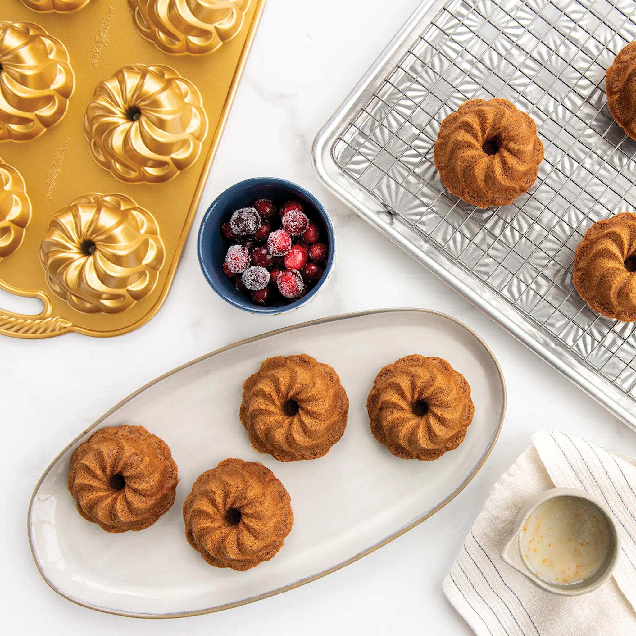 Nordic Ware Pirouette Bundtlette® Bakform 0,9 L Guld