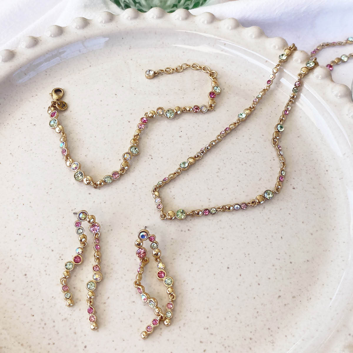 A&C Oslo AS Sweet Droplets øredobber i to rader 50 mm gull/multi