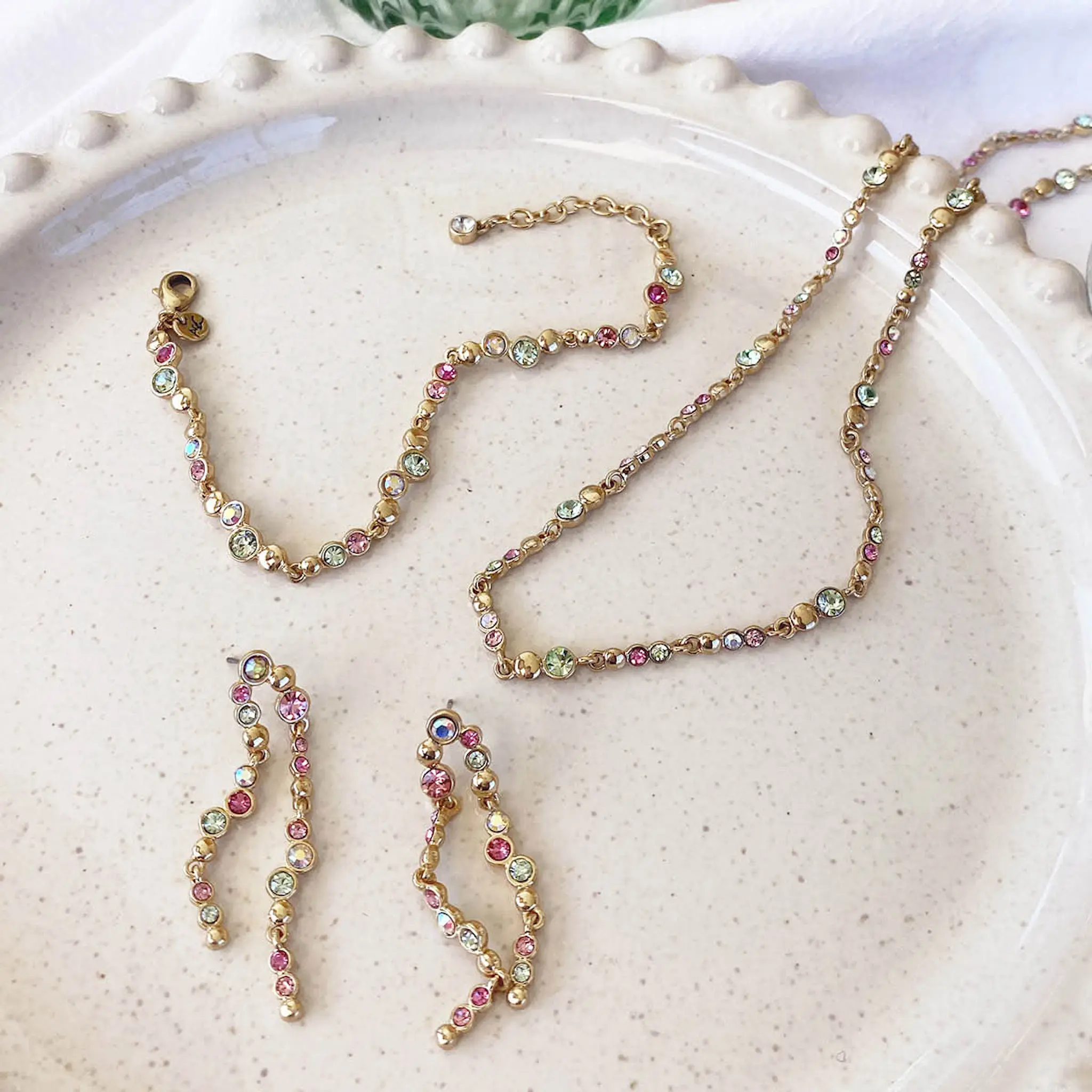 A&C Oslo AS Sweet Droplets øredobber i to rader 50 mm gull/multi