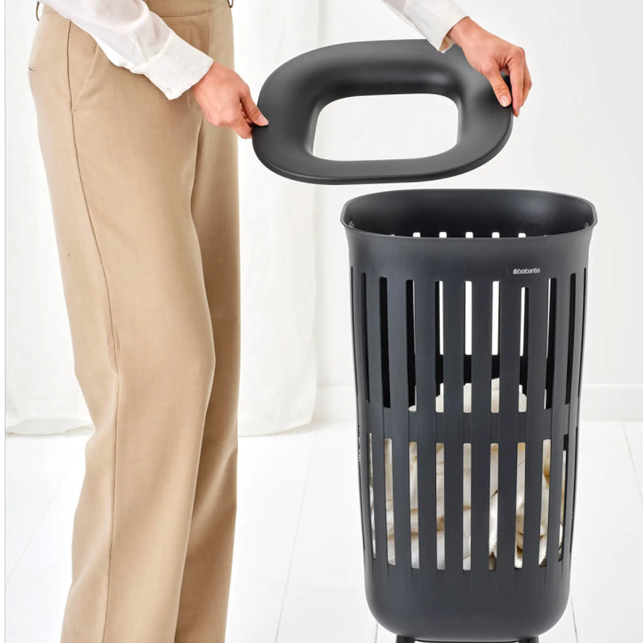Brabantia Collect-It tvättkorg med ben 55 L svart