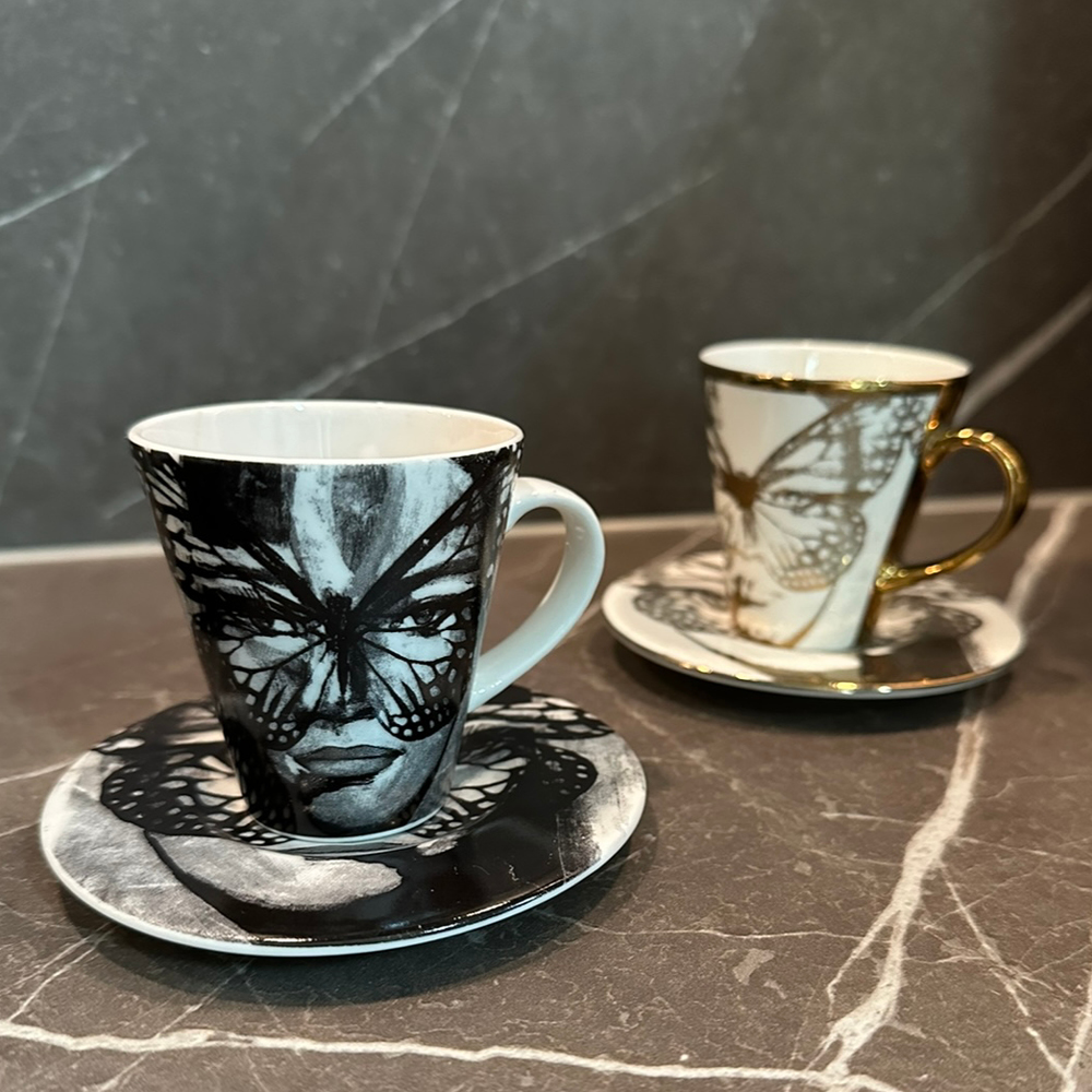 Carolina Gynning Espressokopp med fat Golden Butterfly 9 cl svart/hvit