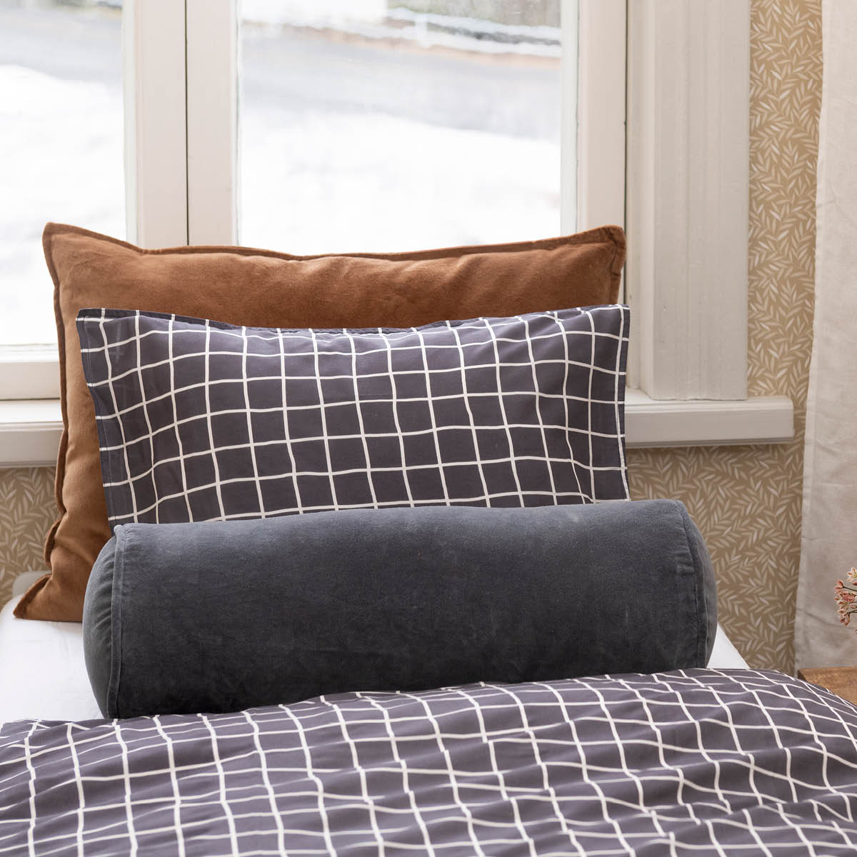 Fanni K Bolster kudde sammet 55x20 cm granit