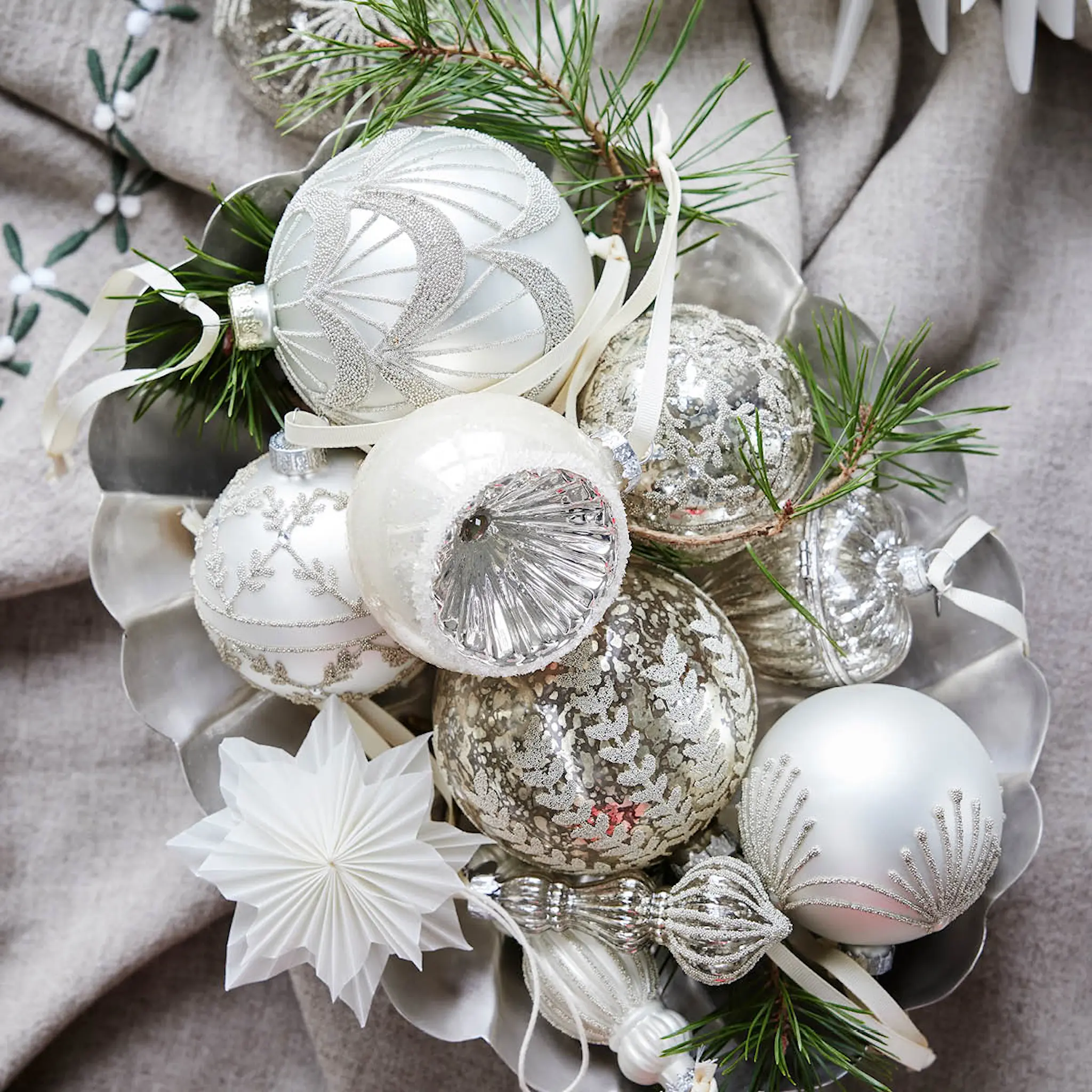 Lene Bjerre Perline julkula 8 cm blad antiksilver/benvit