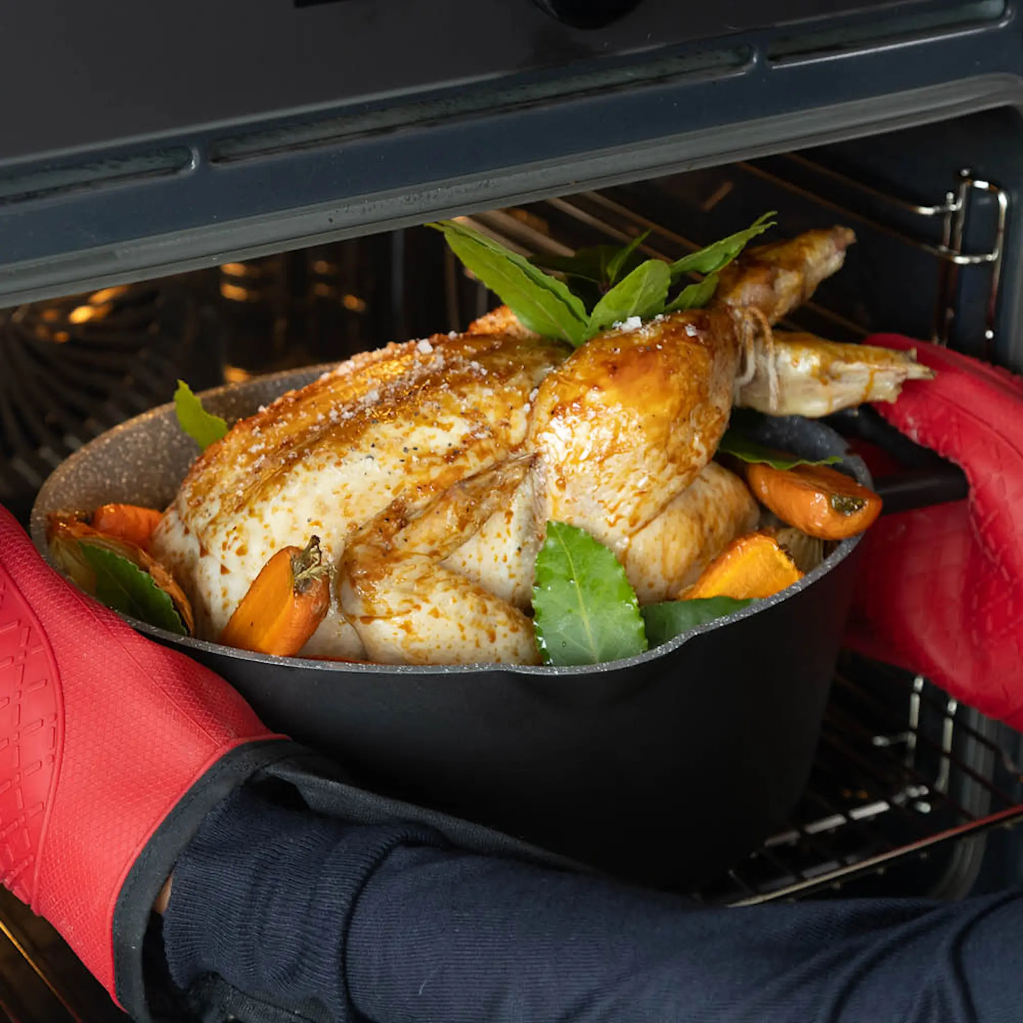 MasterClass Cast Aluminium oval gryta med självösande lock och sil 6 L svart