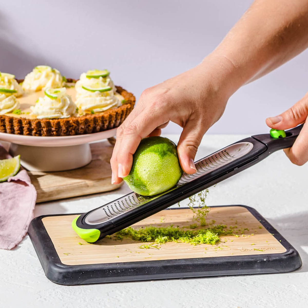 Dreamfarm Zester rivjern med knapp 32 cm svart/grønn