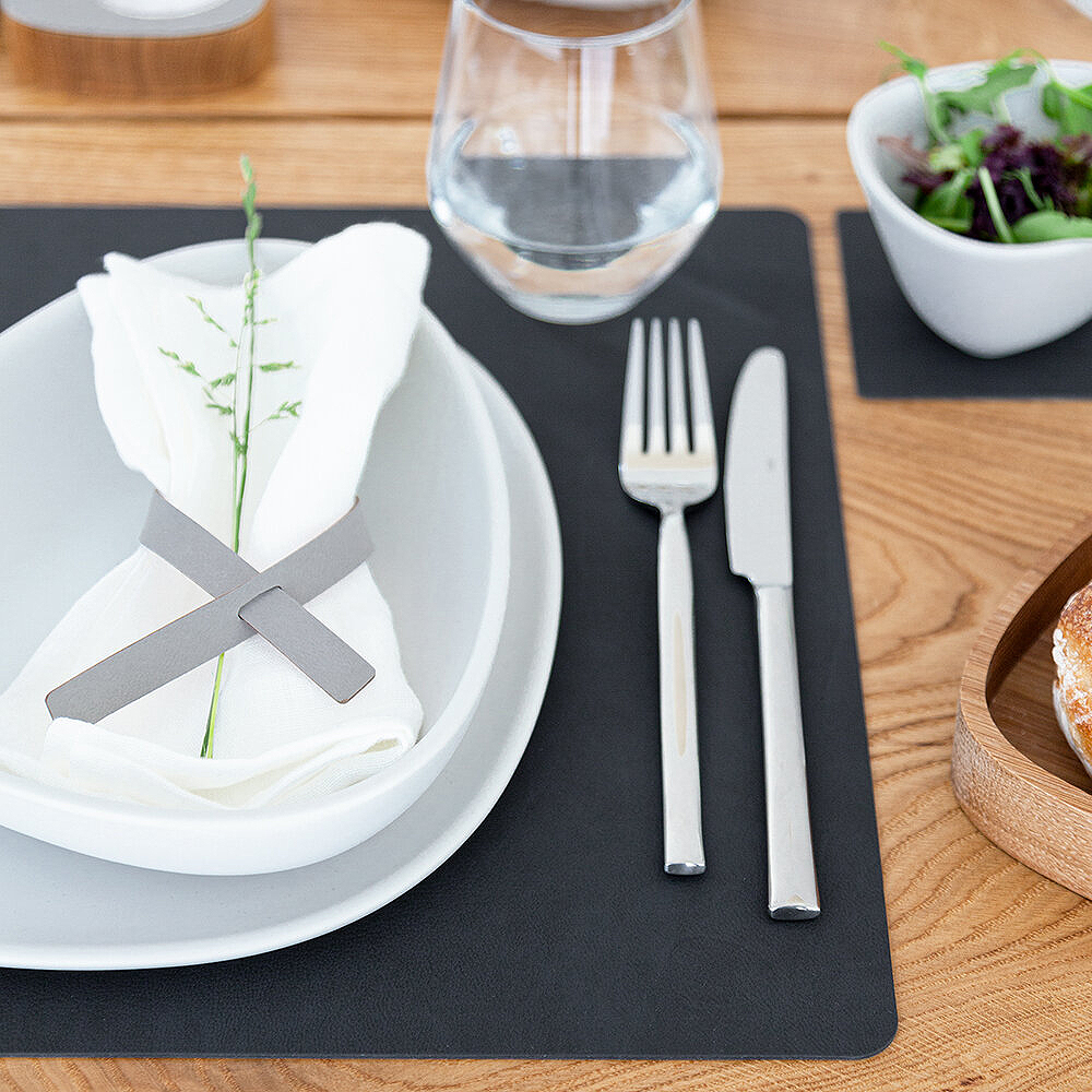 LIND DNA Square Nupo spisebrikke L 35x45 cm svart