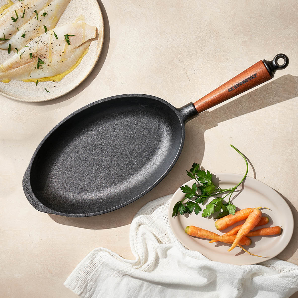 Skeppshult Traditional oval stekpanna 28x17 cm med trähandtag