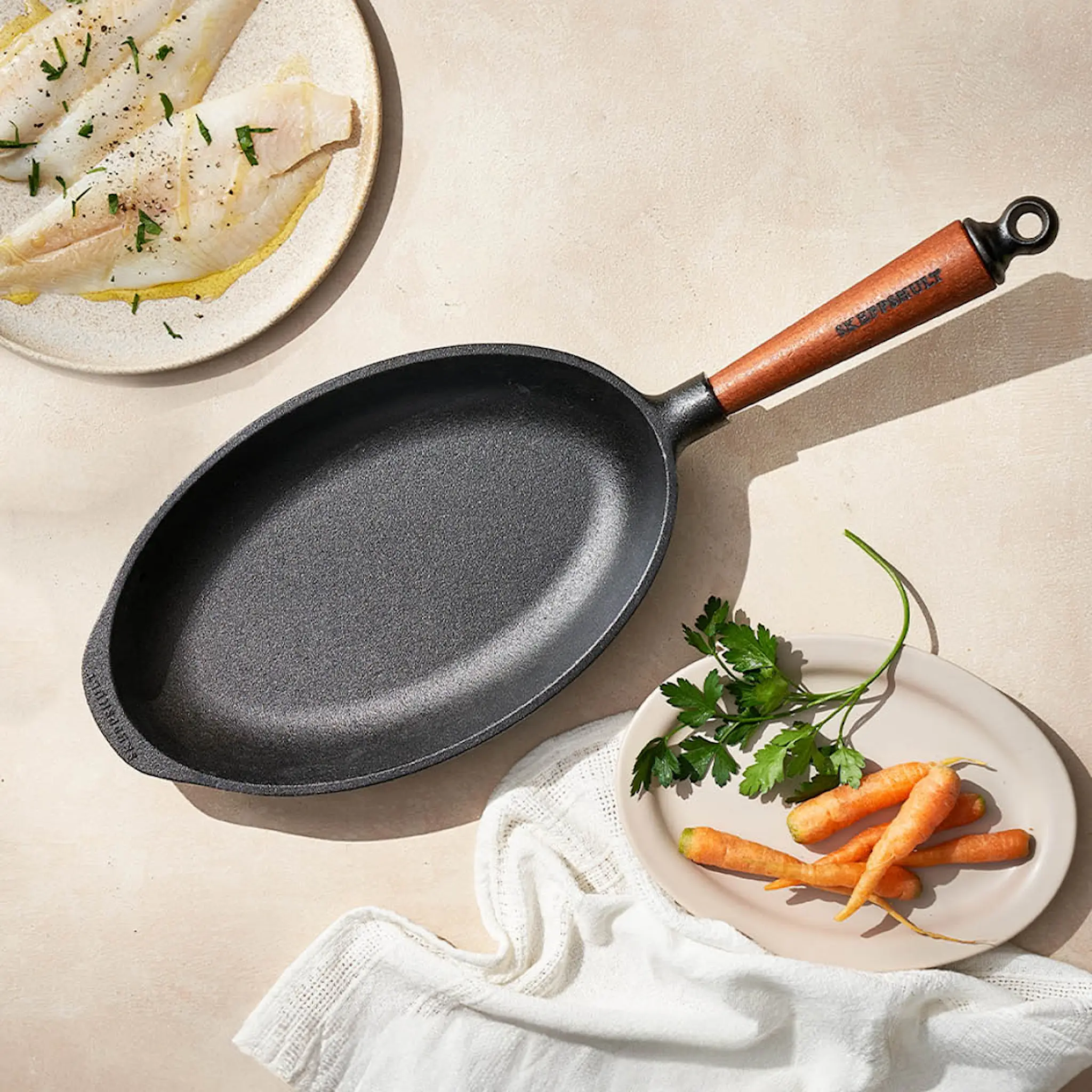 Skeppshult Traditional oval stekpanna 28x17 cm med trähandtag