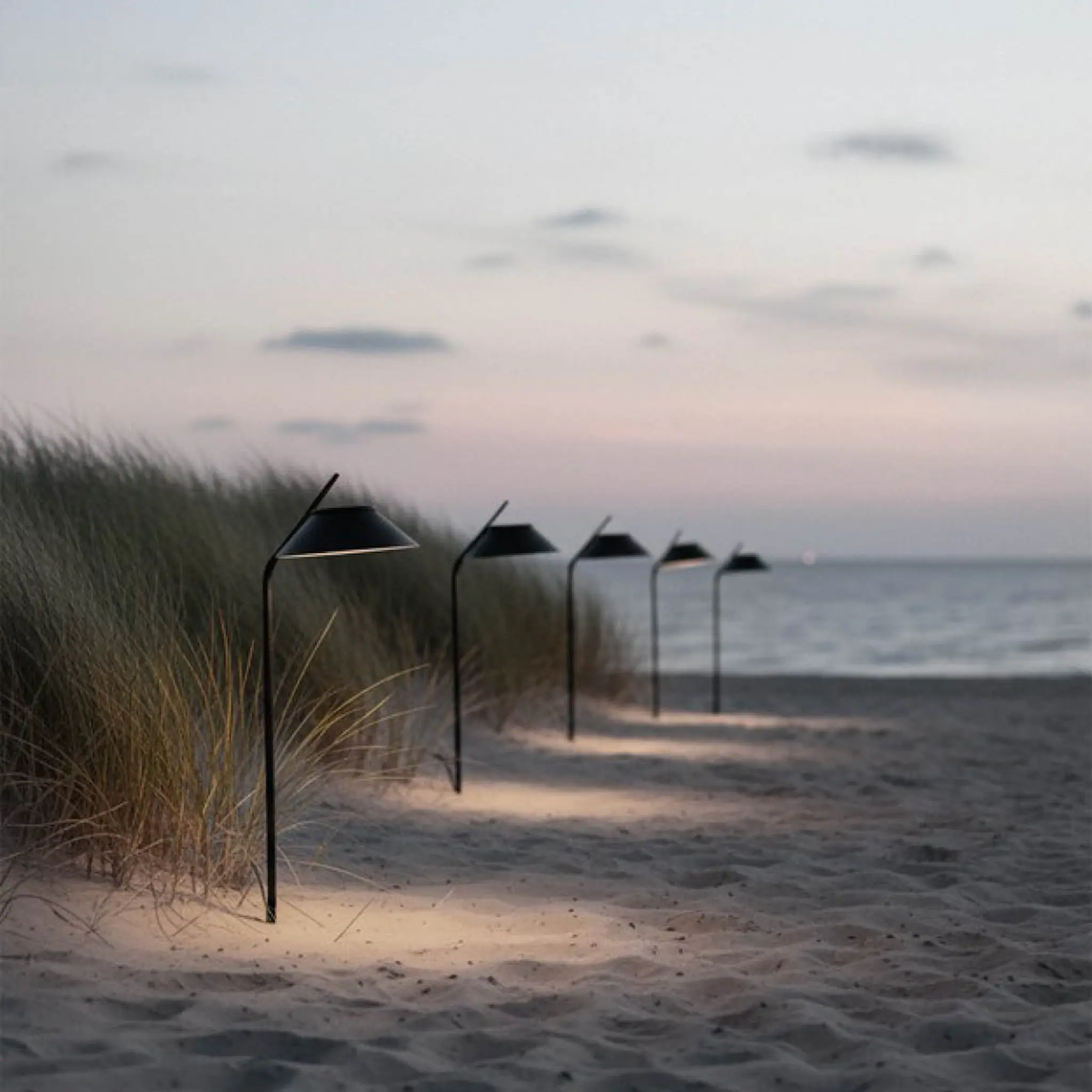 Stelton Nordic Vinkel solcellslampa med stativ svart