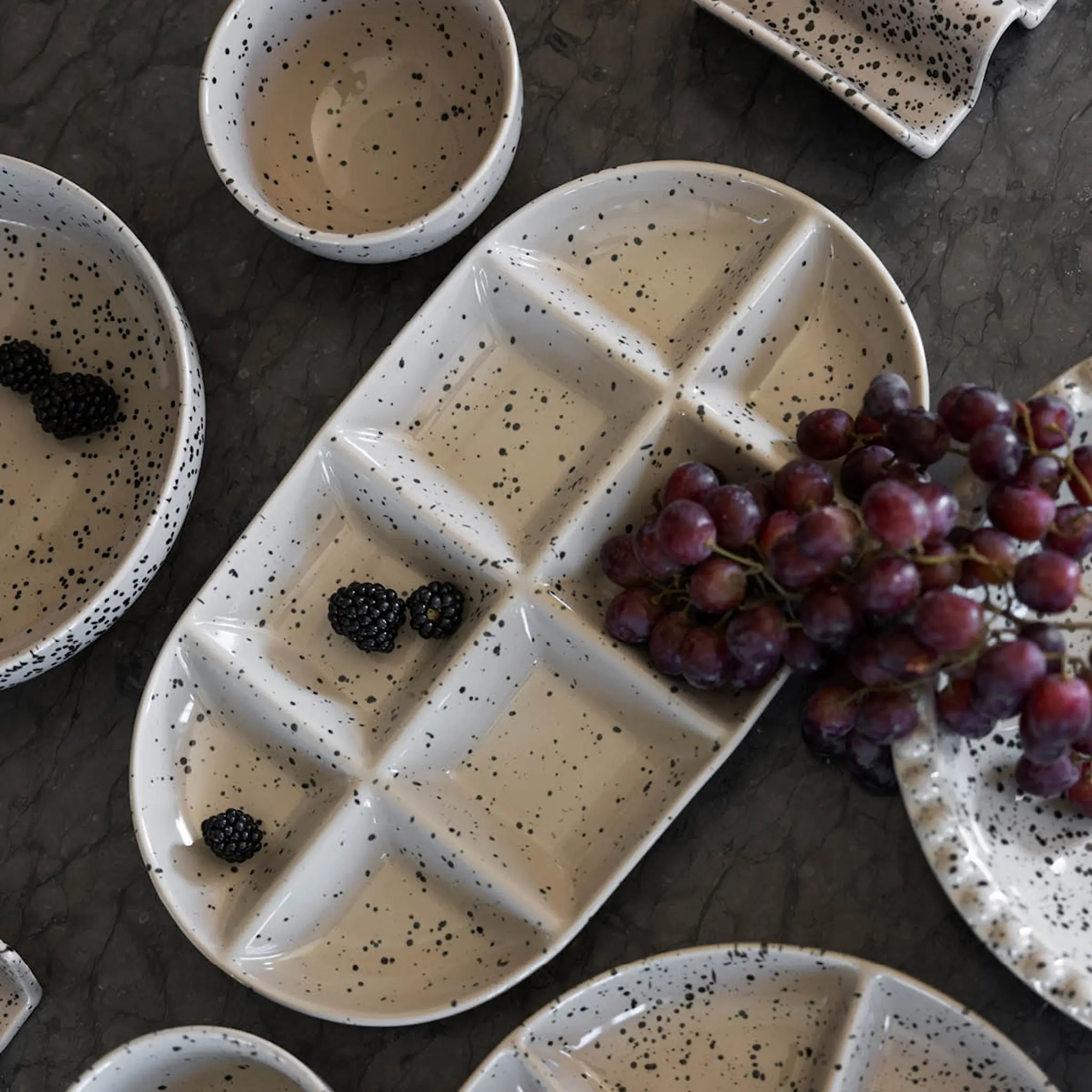 Sagaform Ditte serveringsfat 36x20x3,5 cm grå/svart hover