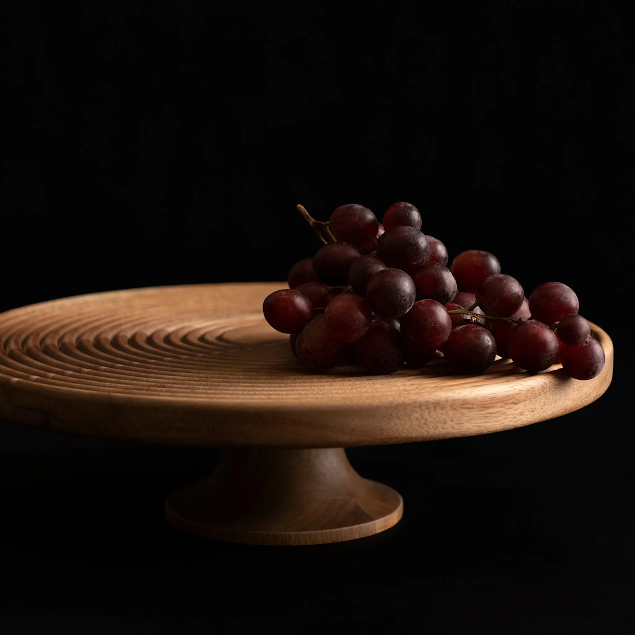 Maku Kitchen Life Uppläggningsfat på fot 30 cm akacia