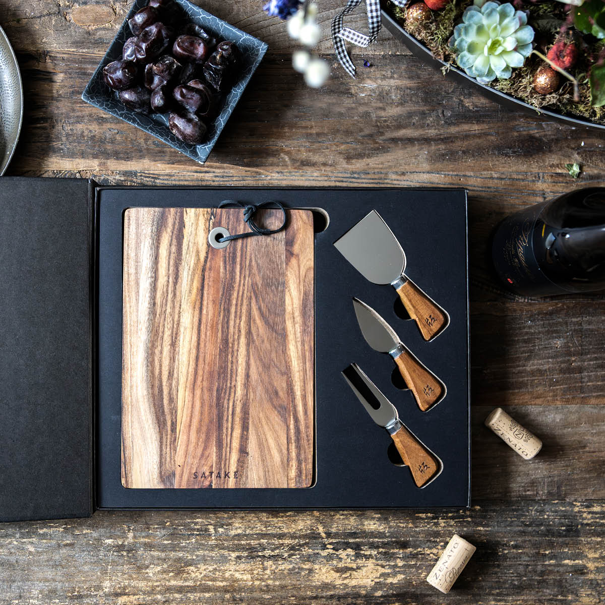 Satake Ostset med skärbräda och 3 knivar i akacia