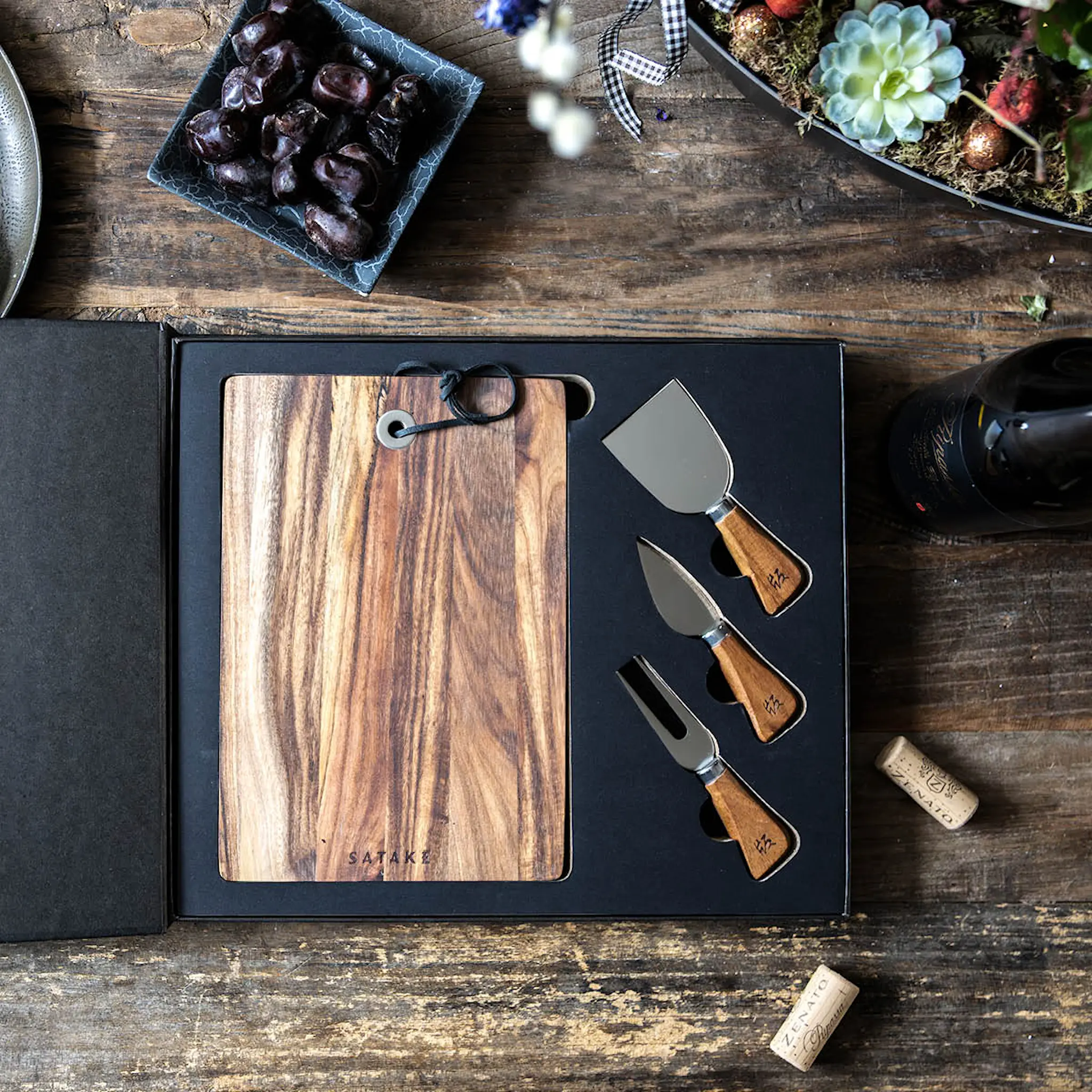 Satake Ostset med skärbräda och 3 knivar i akacia