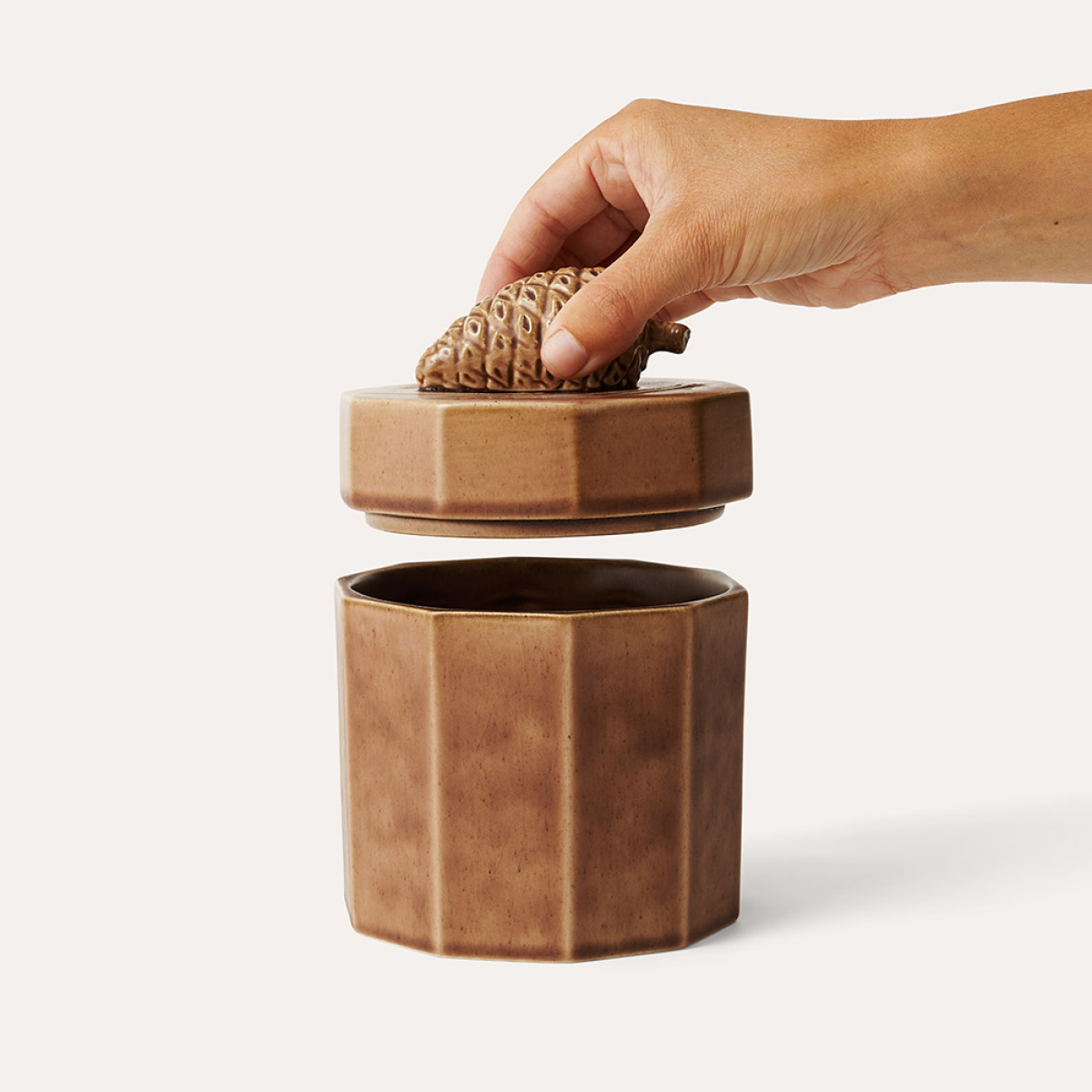 Sthål Arabesque doftljus pine 17 cm pine cone umber