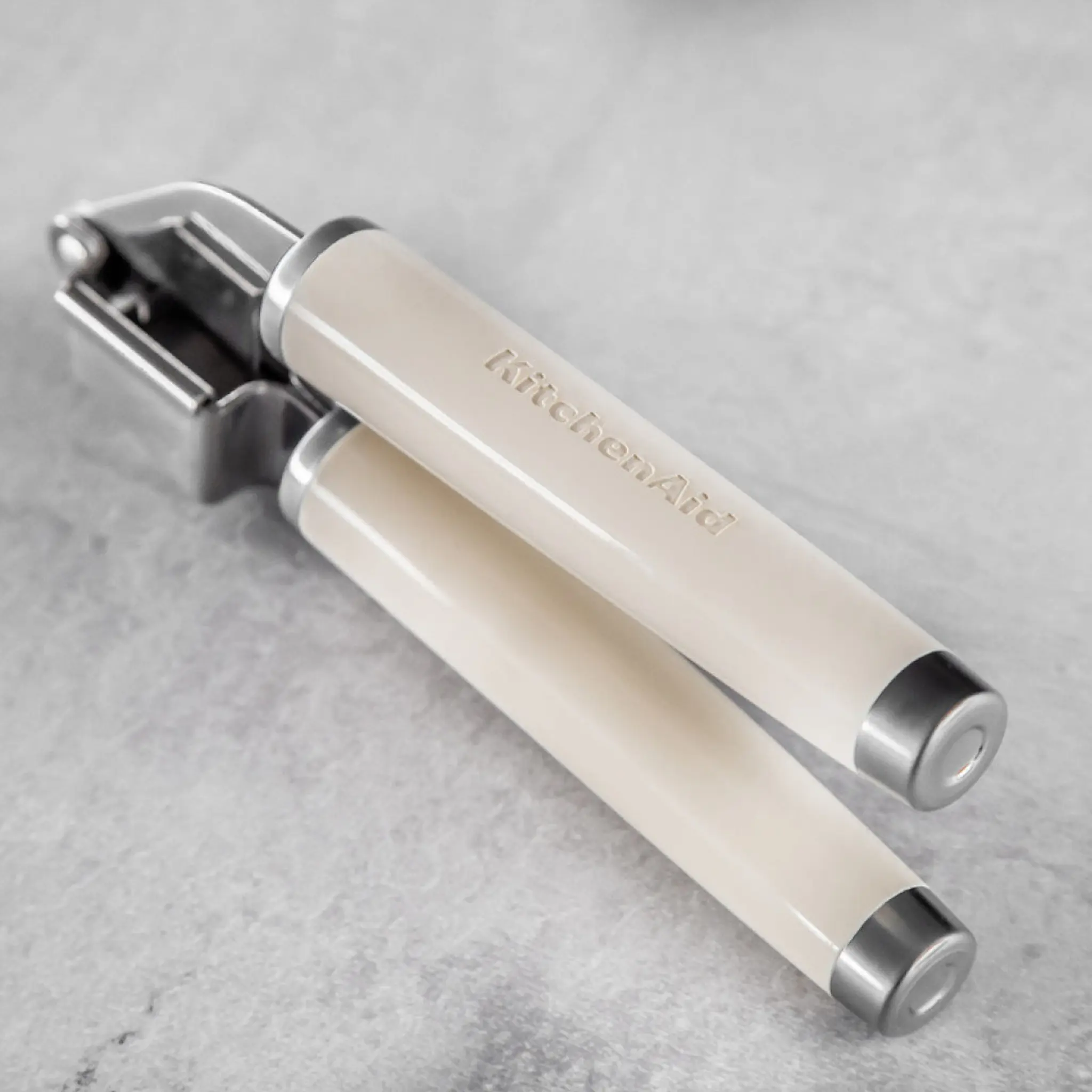 KitchenAid Core vitlökspress 19 cm almond cream