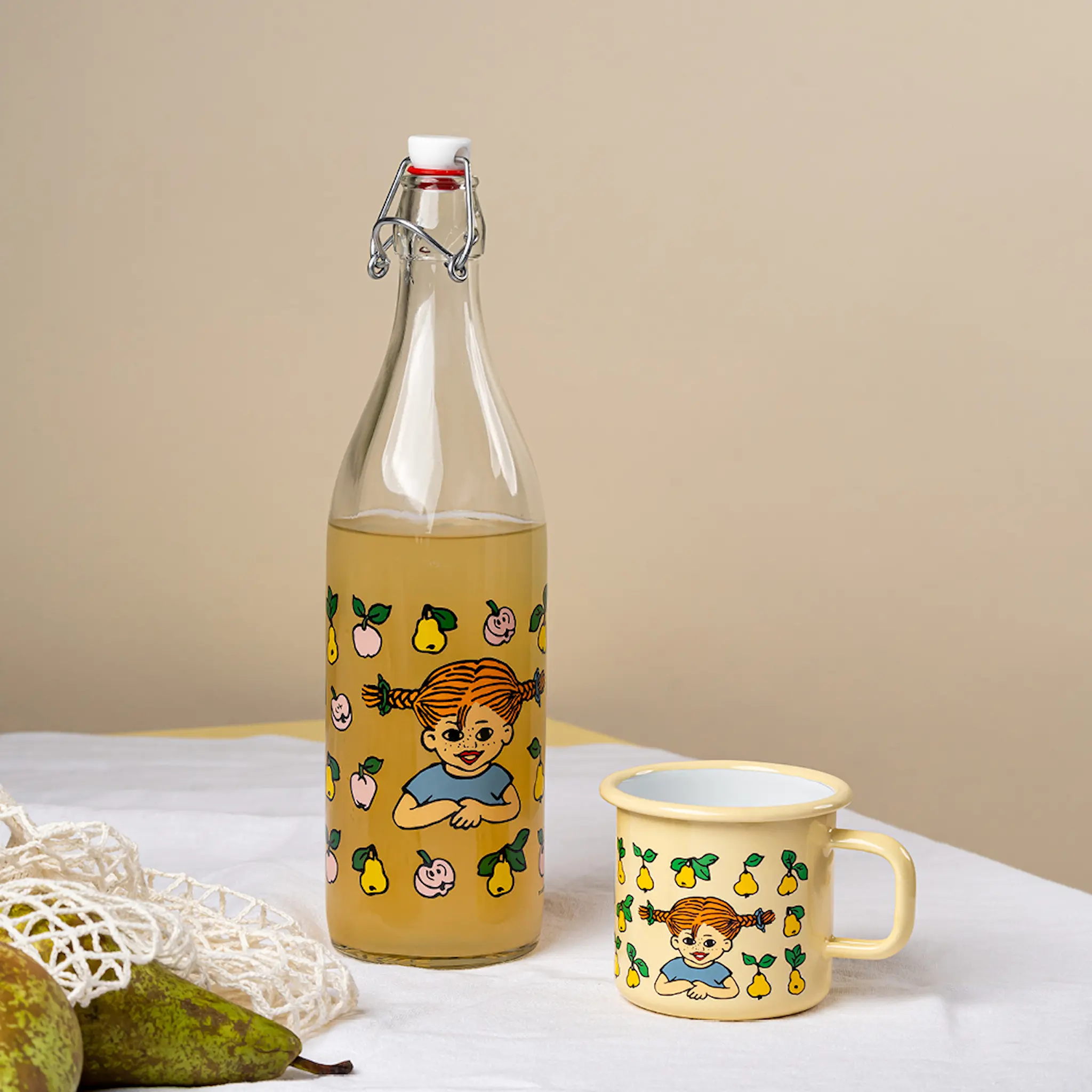 Muurla Peppi Pitkätossu Emalimuki hedelmät 37 cl Keltainen