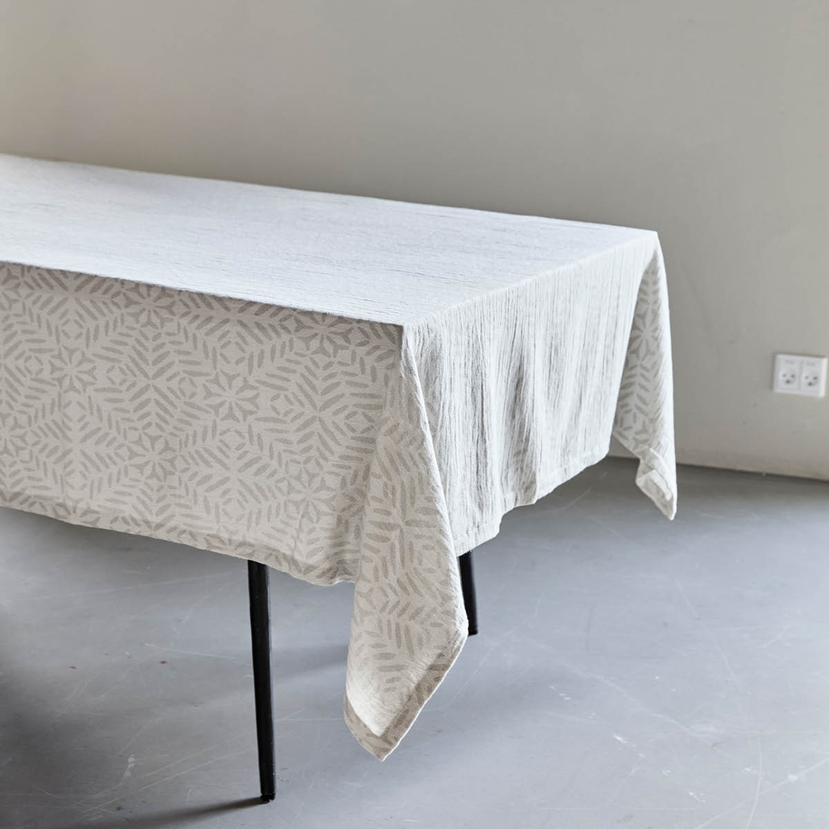 House Doctor Clip Pöytäliina 260x150 cm Valkoinen/Harmaa