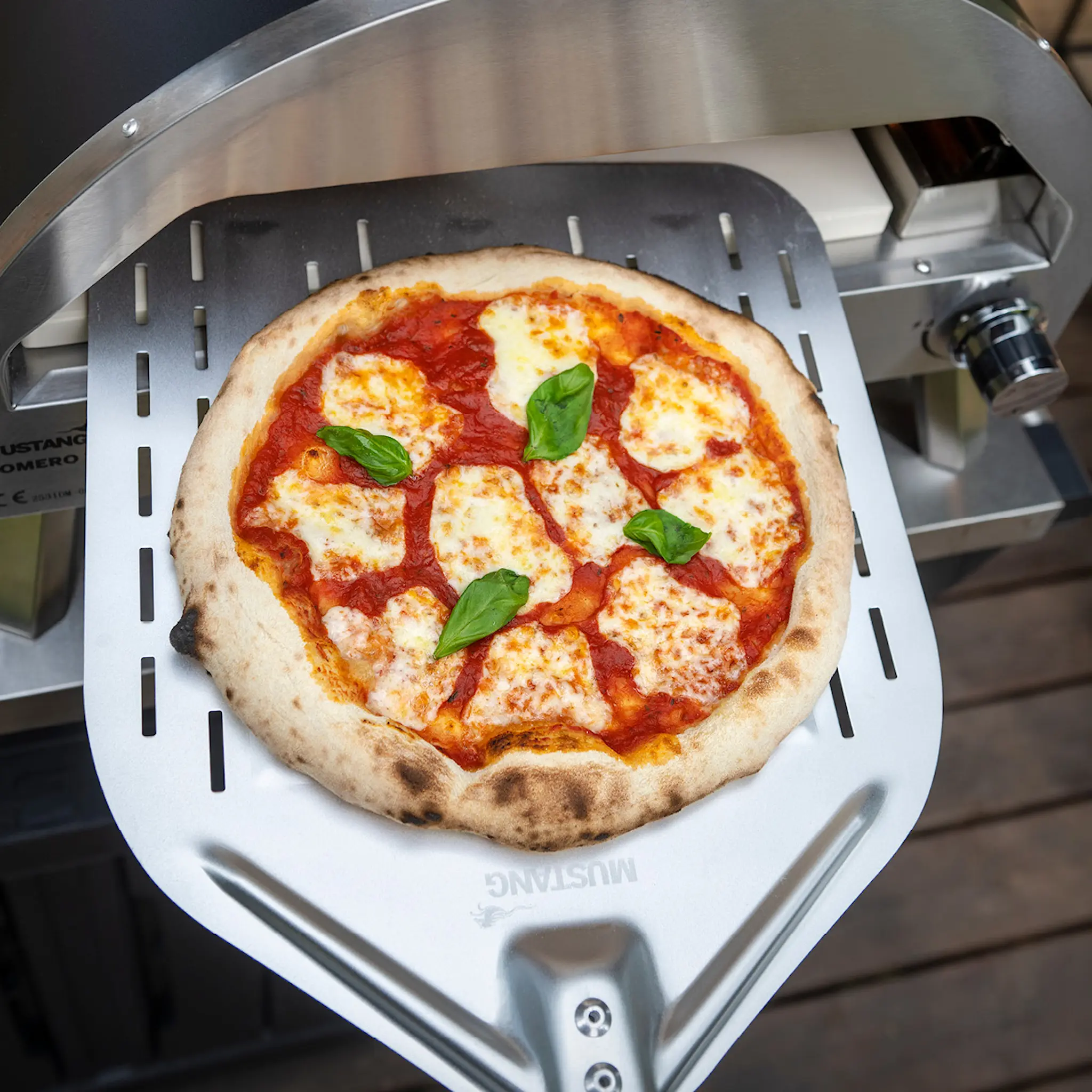 Mustang Pizzaspade perforerad B33 cm L95,5 cm