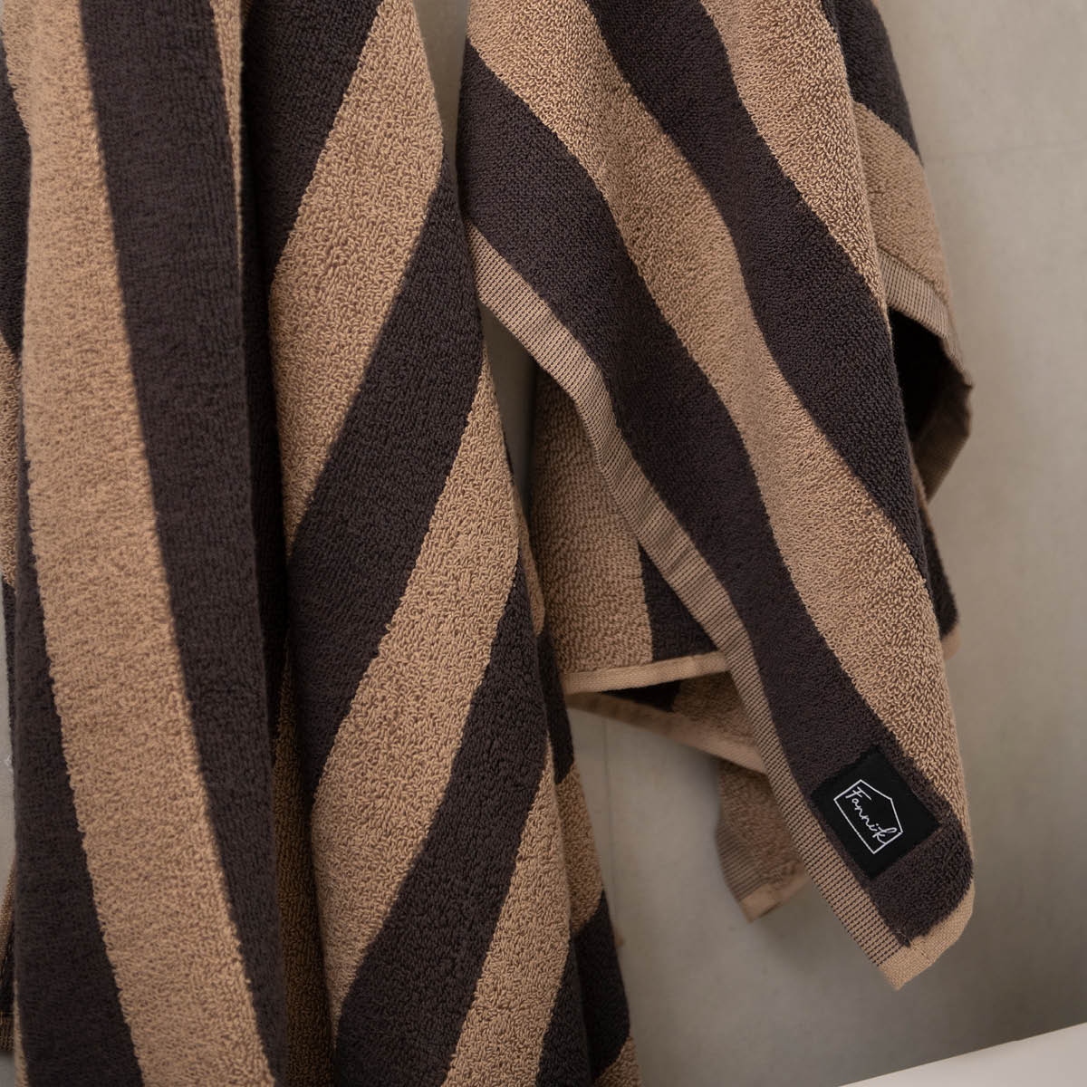 Fanni K Hanko handduk 50x70 cm granit/beige