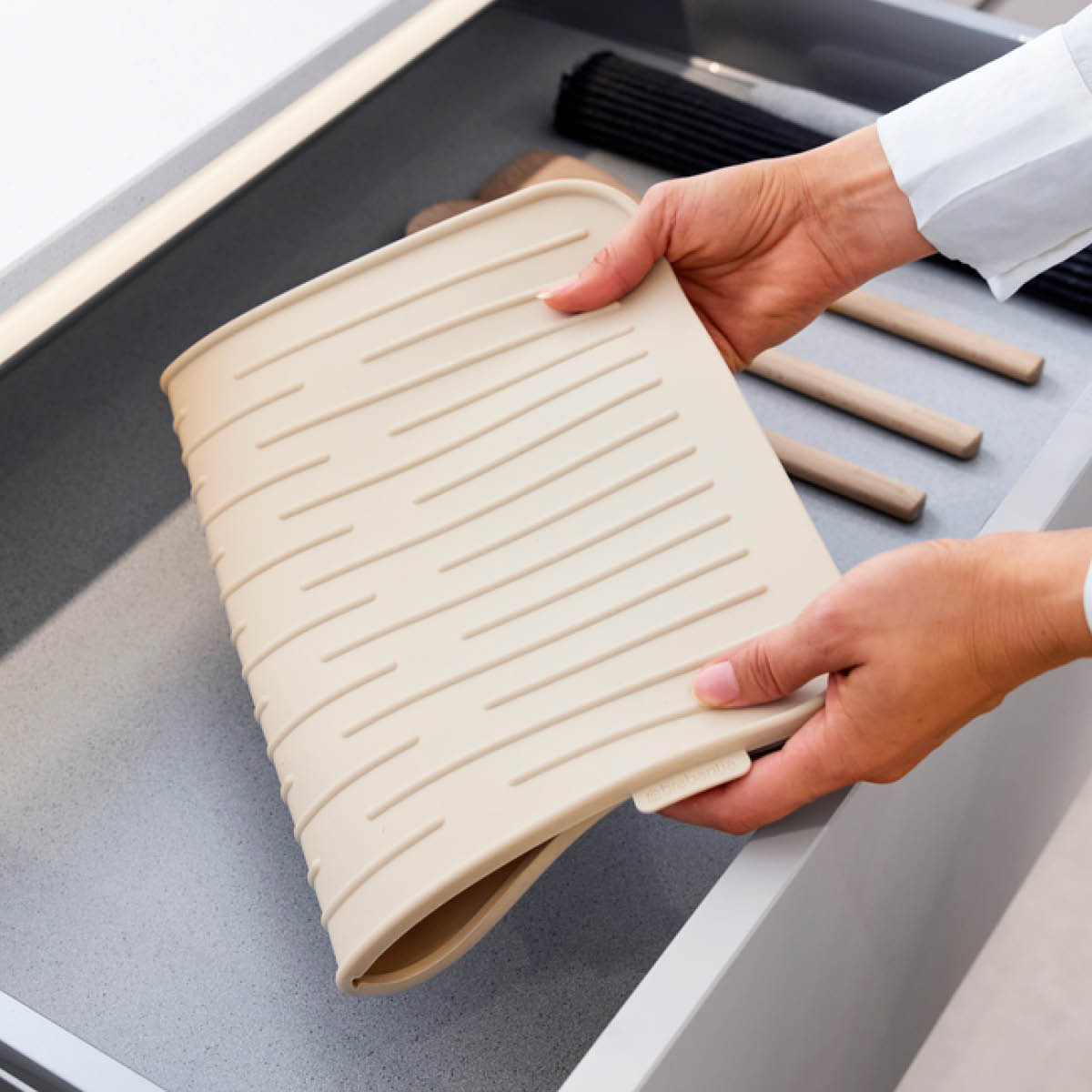 Brabantia SinkSide diskunderlägg i silikon 44x32 cm soft beige