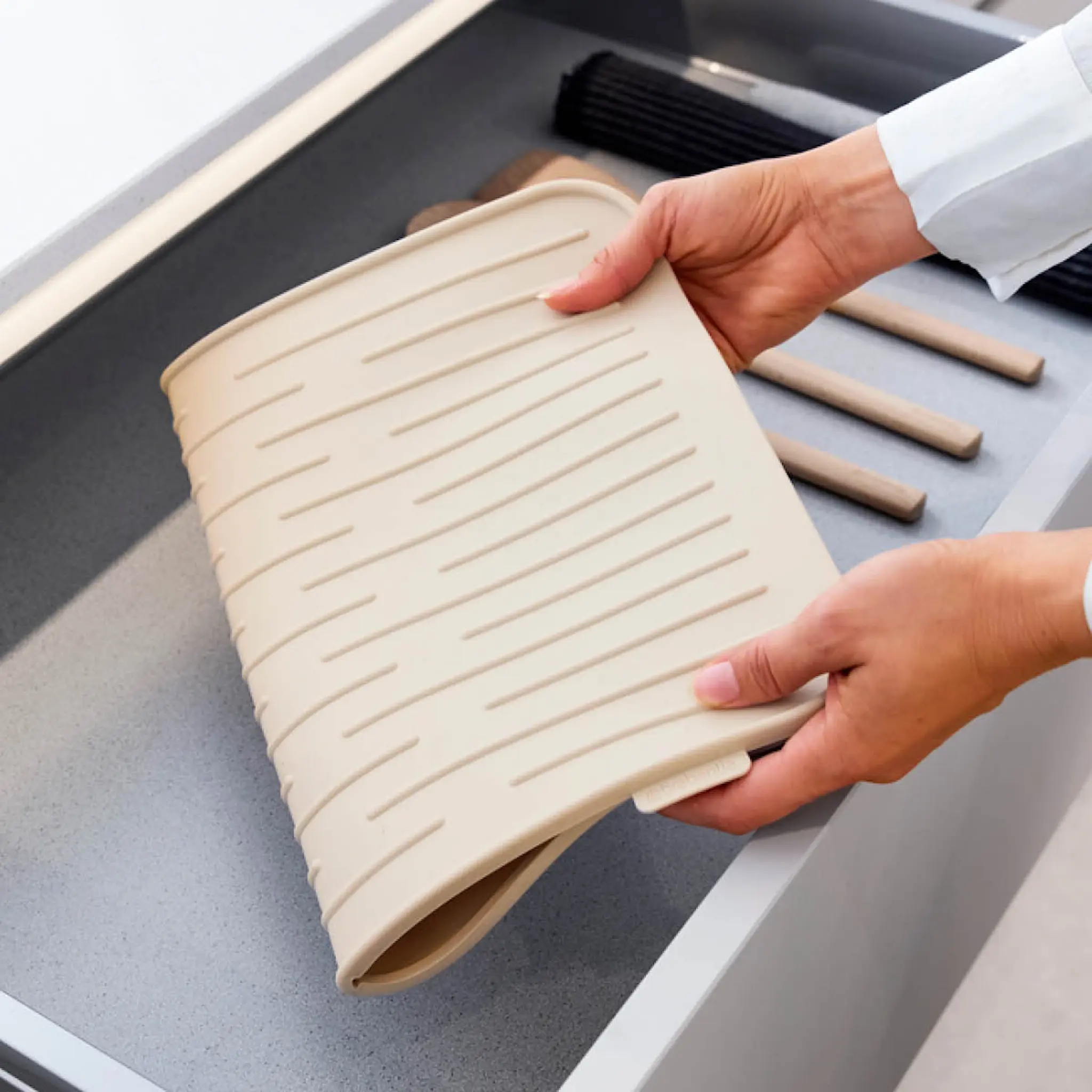 Brabantia SinkSide diskunderlägg i silikon 44x32 cm soft beige