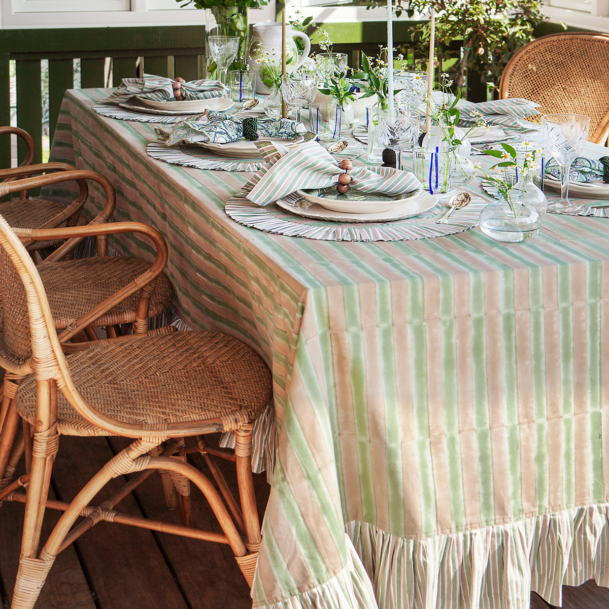 Chamois Jaipur Stripe duk med volang 165x245 cm grön