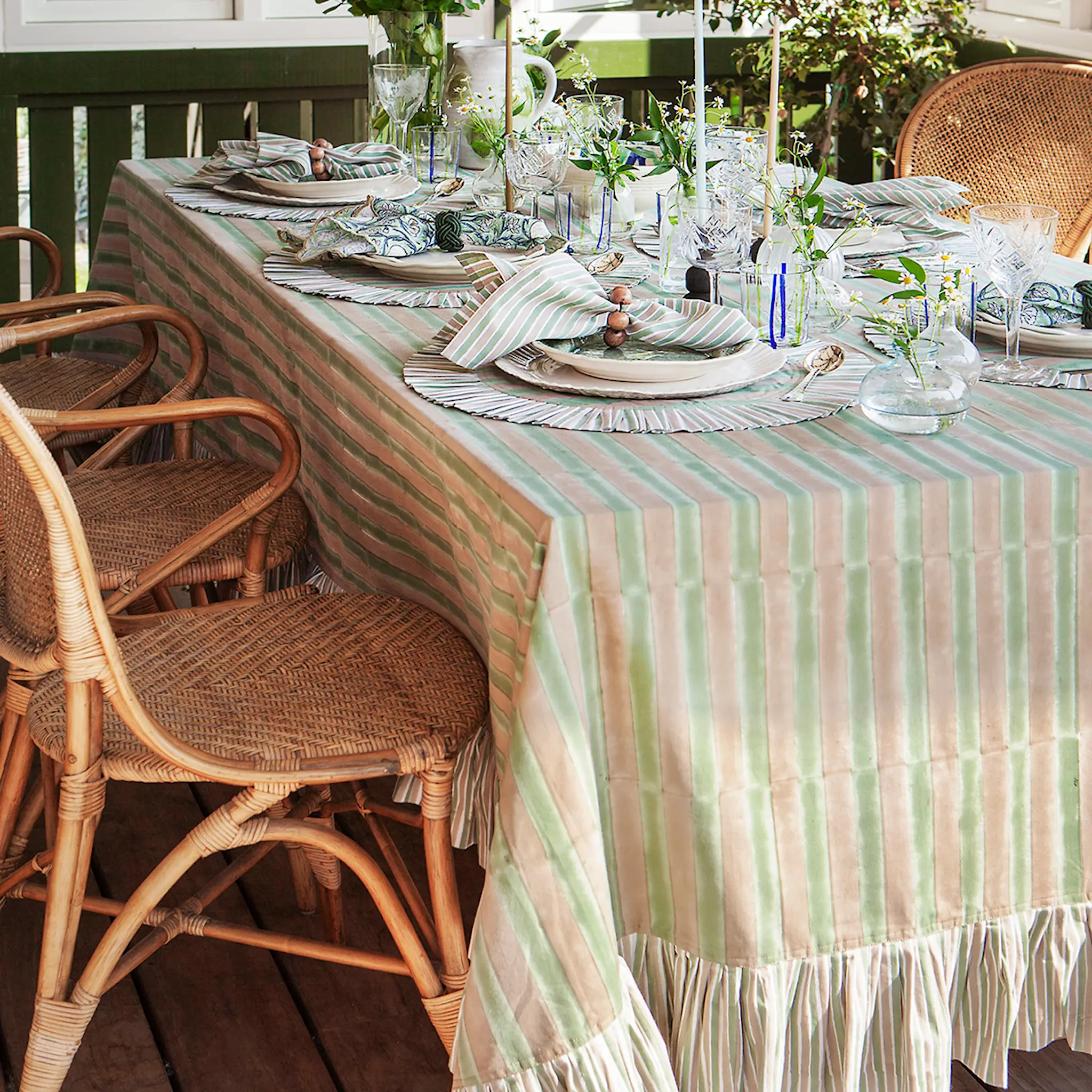 Chamois Jaipur Stripe duk med volang 165x245 cm grön